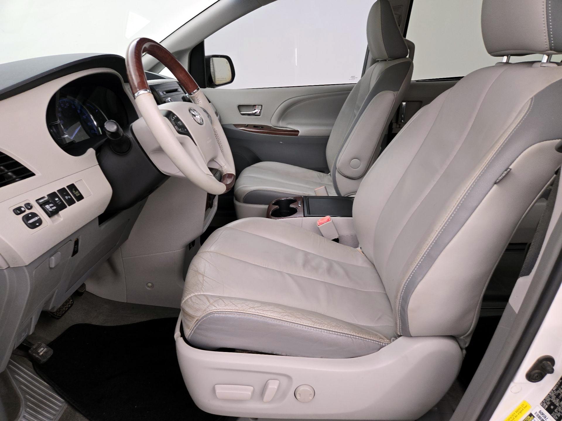 Thumbnail: 2014 Toyota Sienna - 11