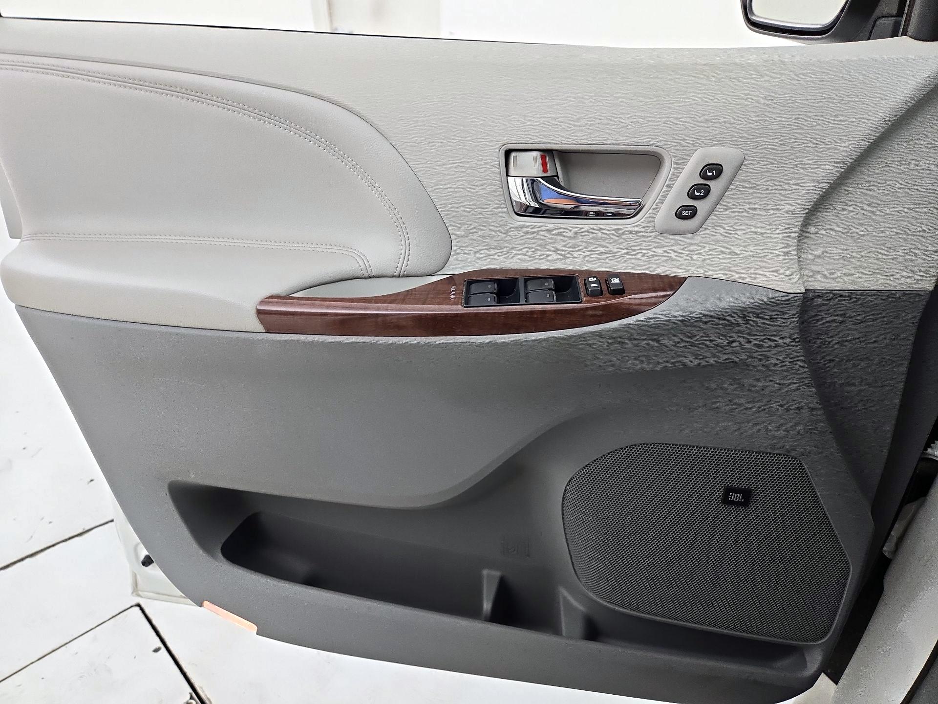 Thumbnail: 2014 Toyota Sienna - 12