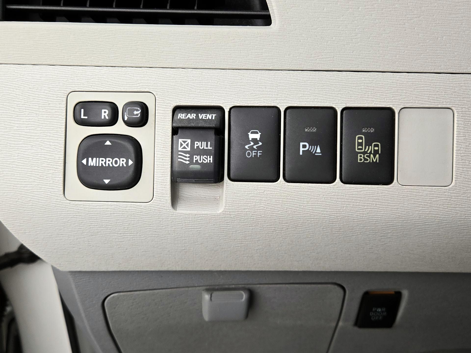 Thumbnail: 2014 Toyota Sienna - 13