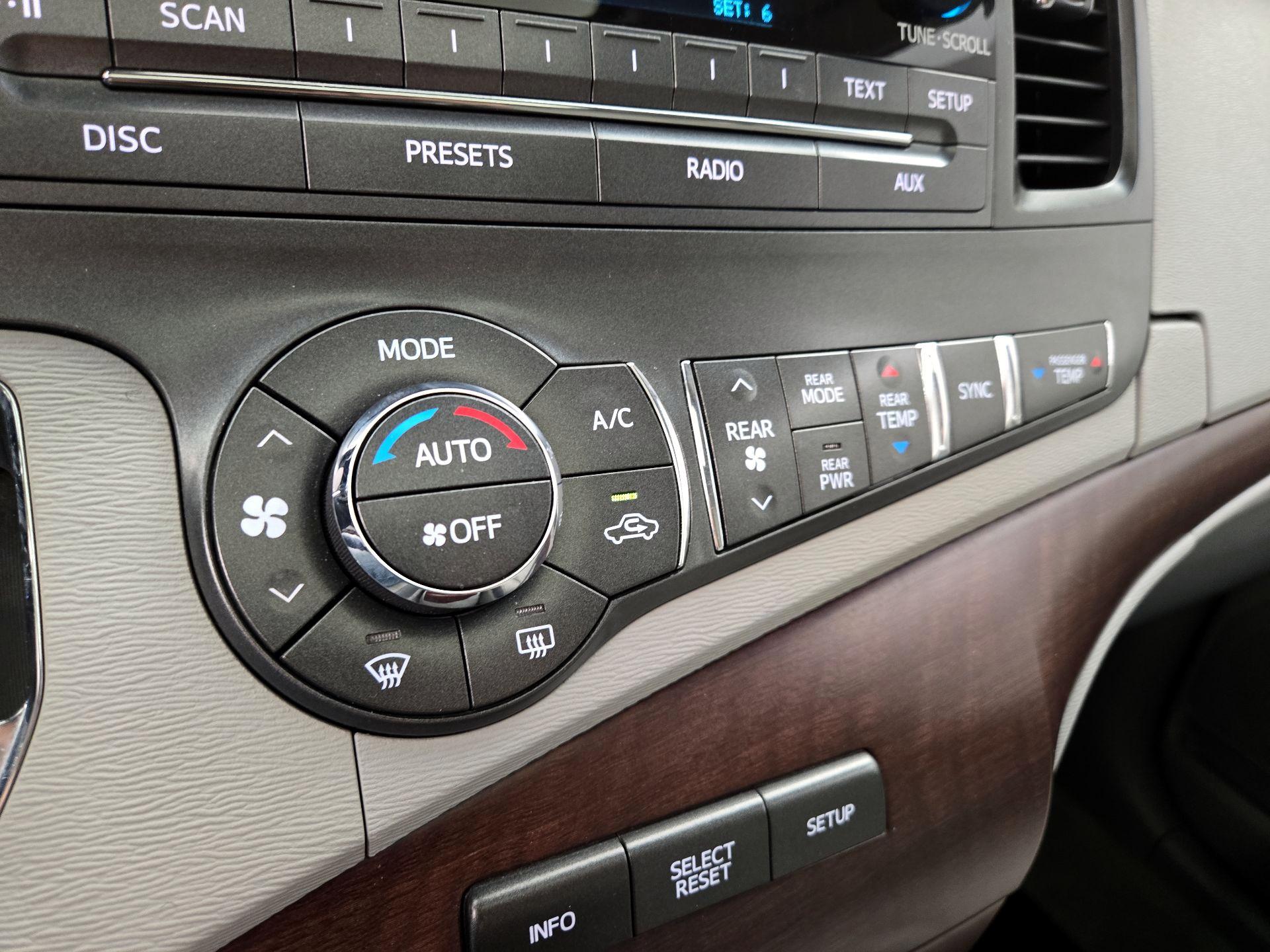 Thumbnail: 2014 Toyota Sienna - 16