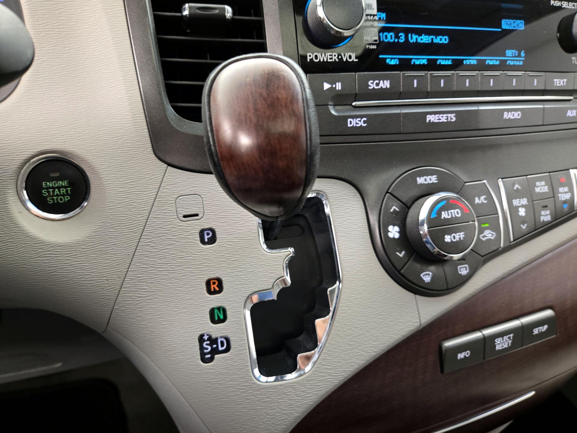 Thumbnail: 2014 Toyota Sienna - 17