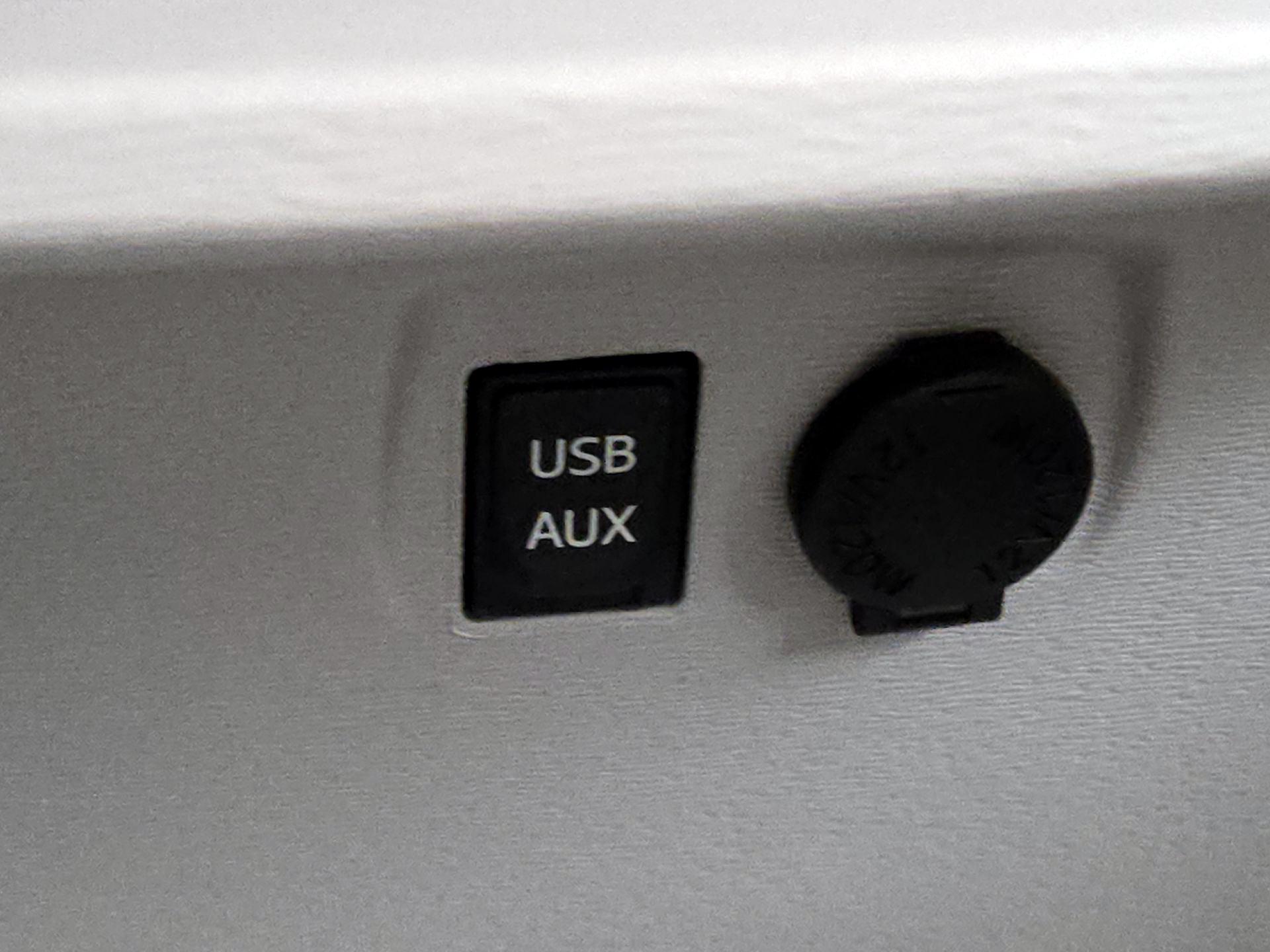 Thumbnail: 2014 Toyota Sienna - 18