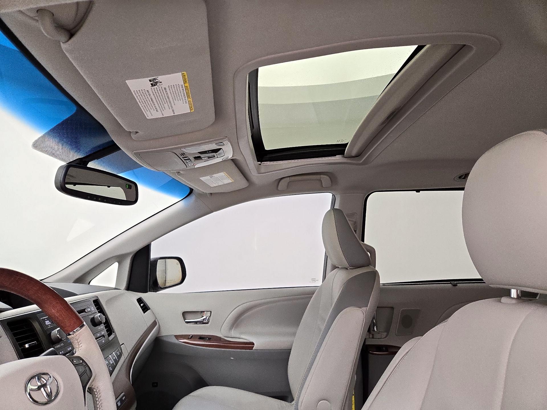 Thumbnail: 2014 Toyota Sienna - 19