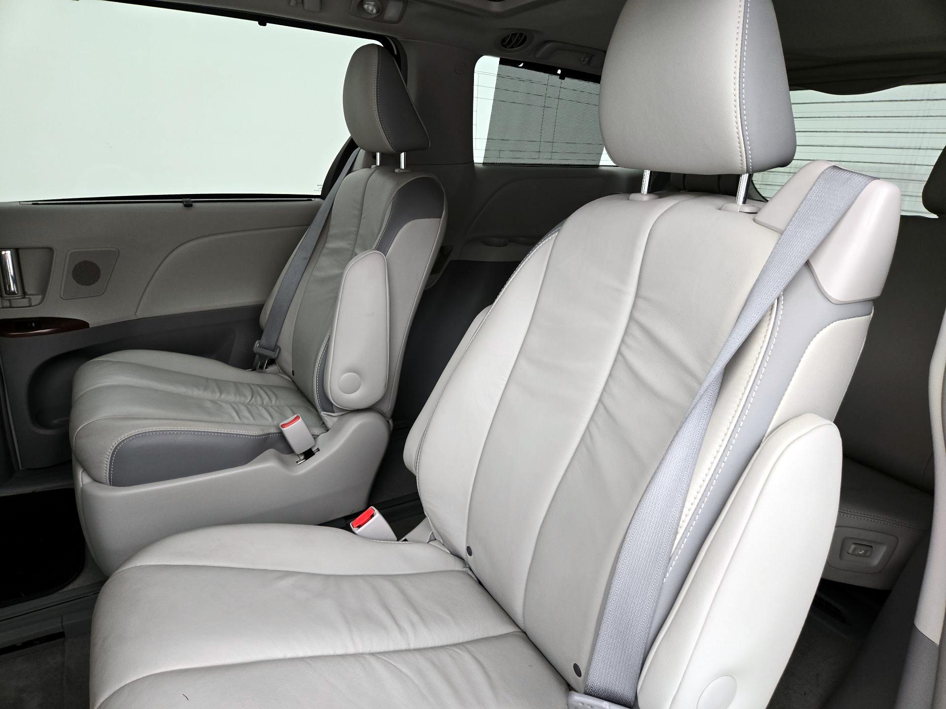 Thumbnail: 2014 Toyota Sienna - 20