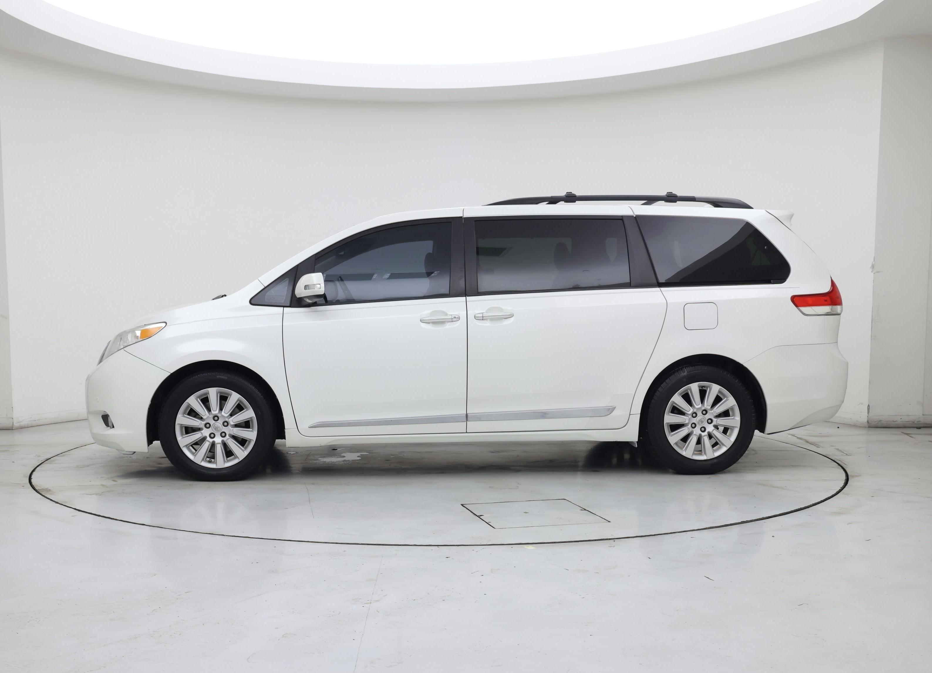 Thumbnail: 2014 Toyota Sienna - 3