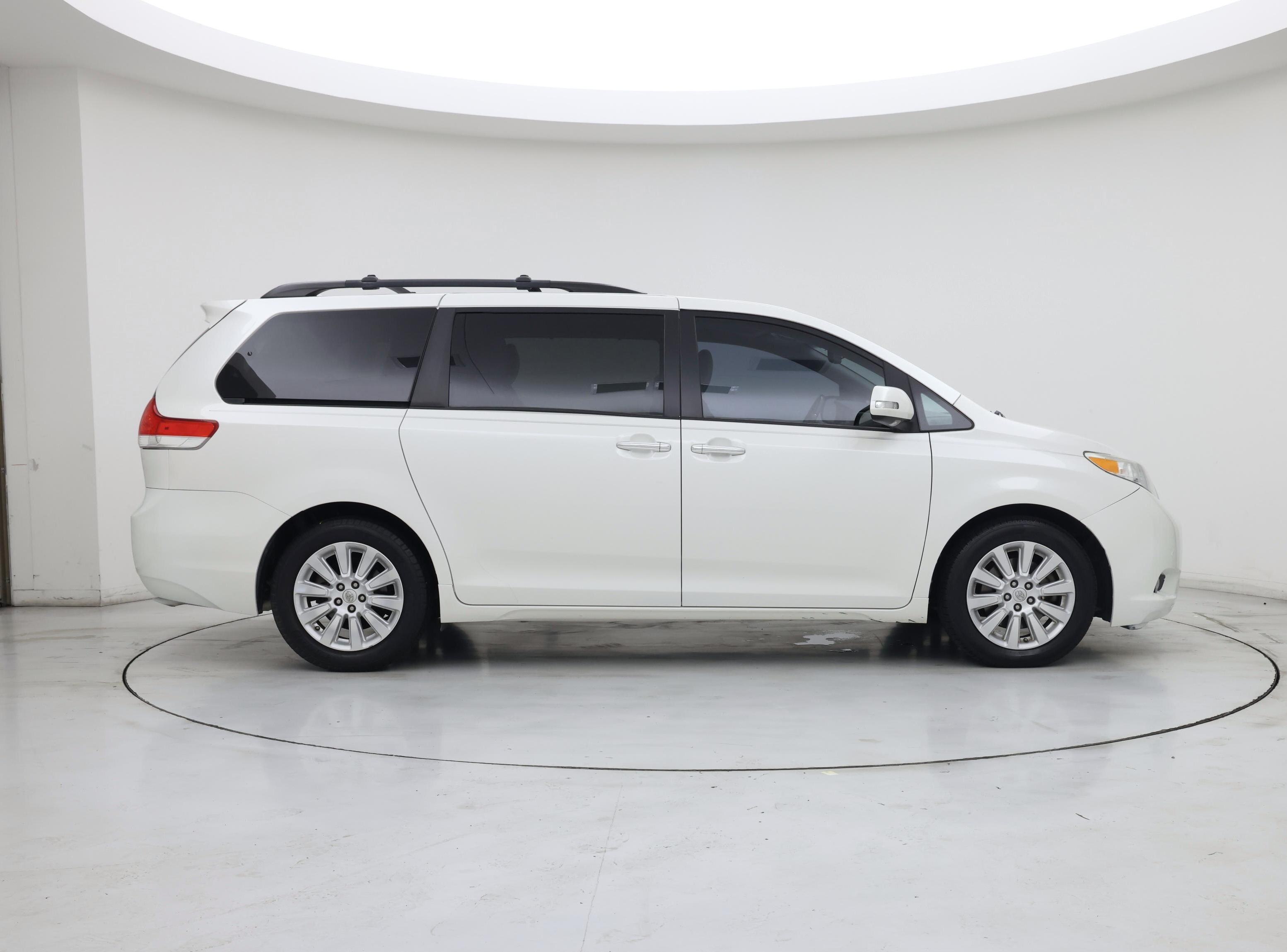 Thumbnail: 2014 Toyota Sienna - 7