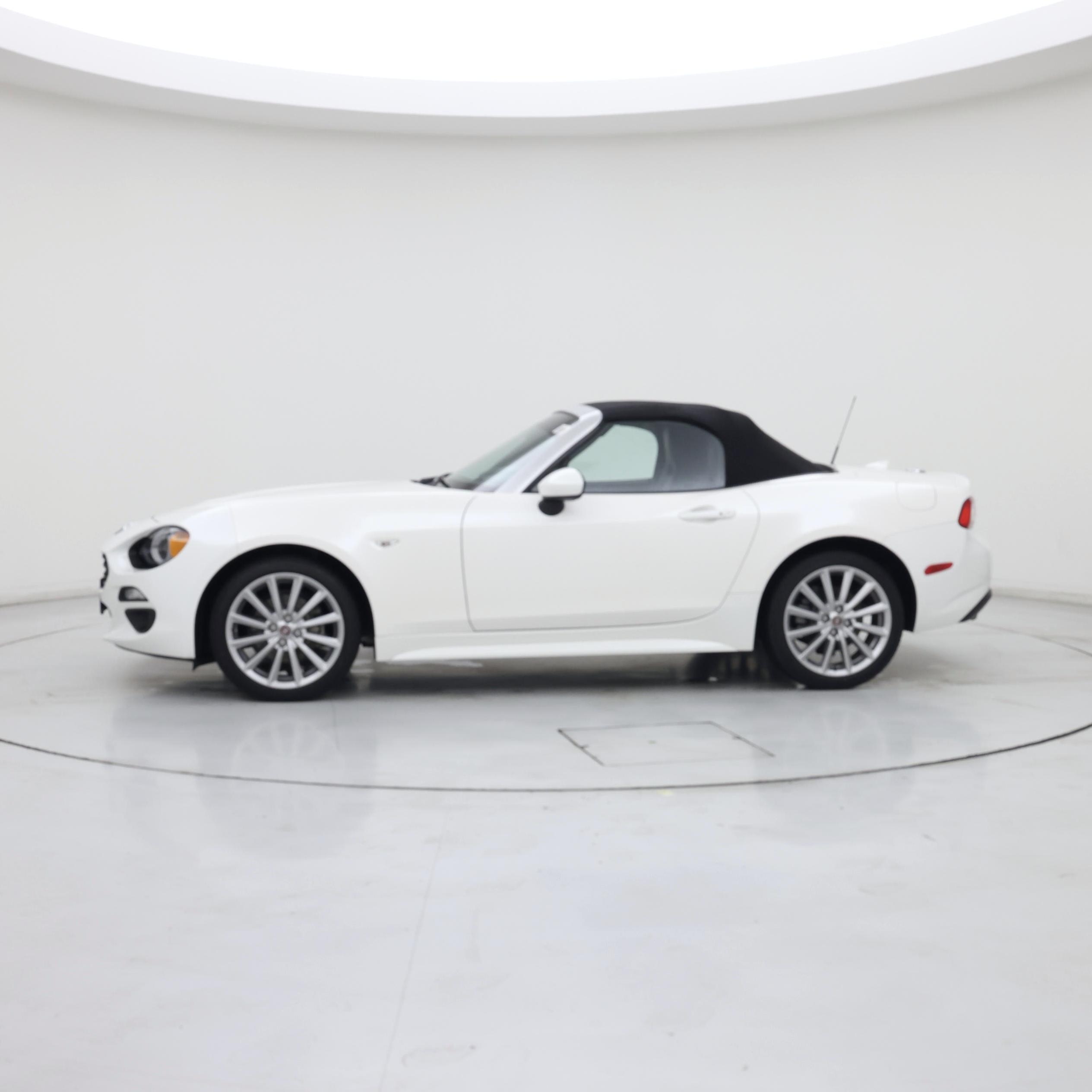 Thumbnail: 2018 Fiat 124 Spider - 3