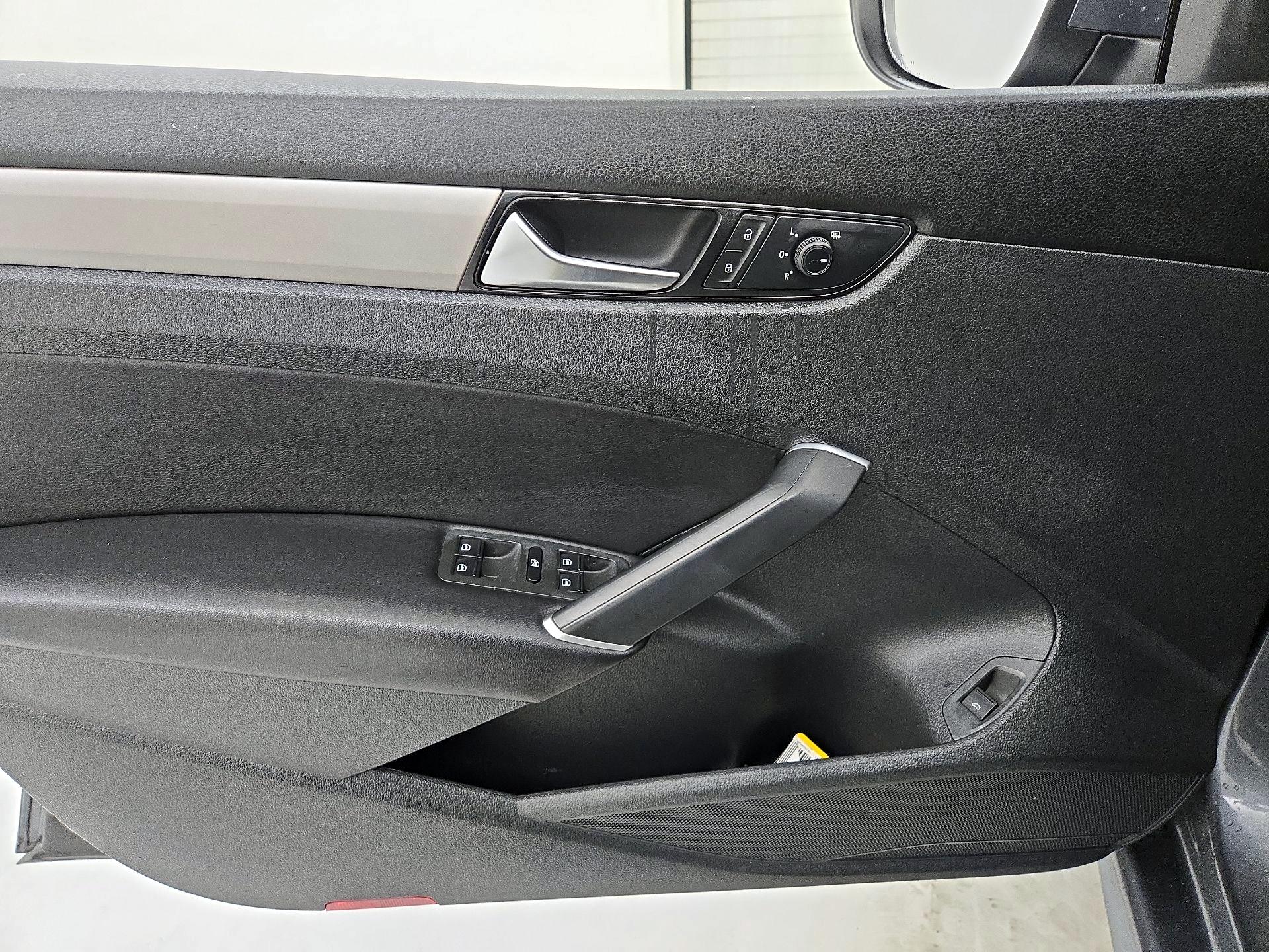 Thumbnail: 2021 Volkswagen Passat - 12