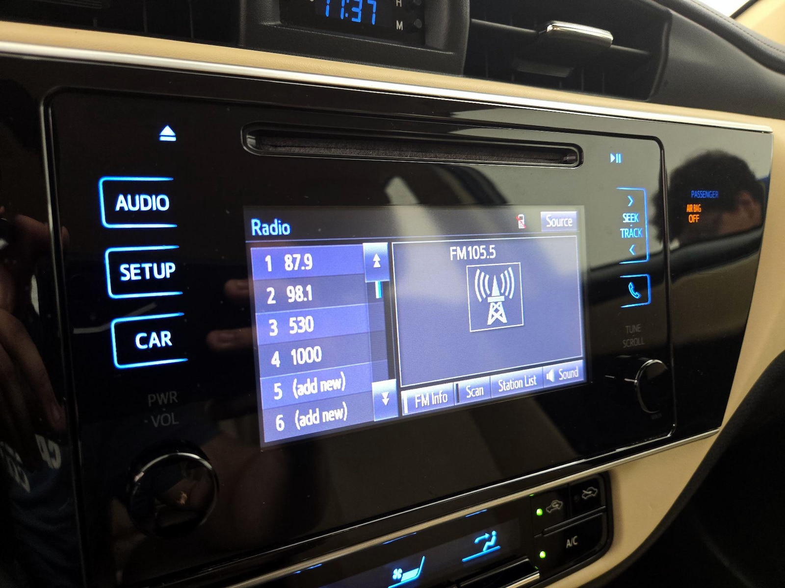 2018 Toyota Corolla LE - Photo 16