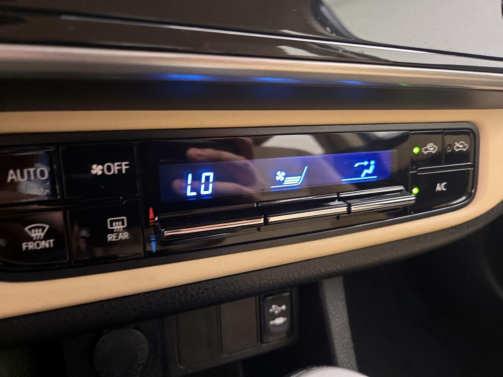 2018 Toyota Corolla LE - Photo 17