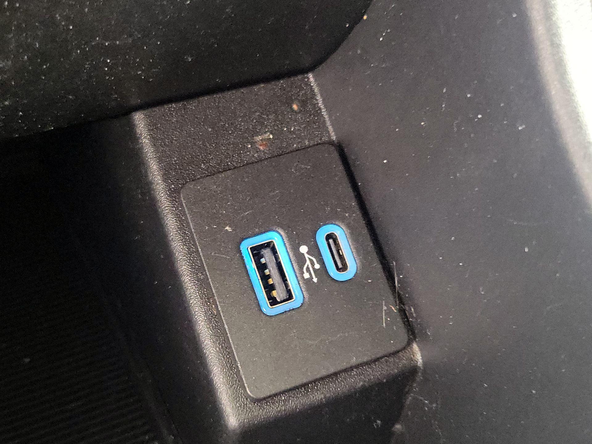 Thumbnail: 2021 Ford Edge - 18