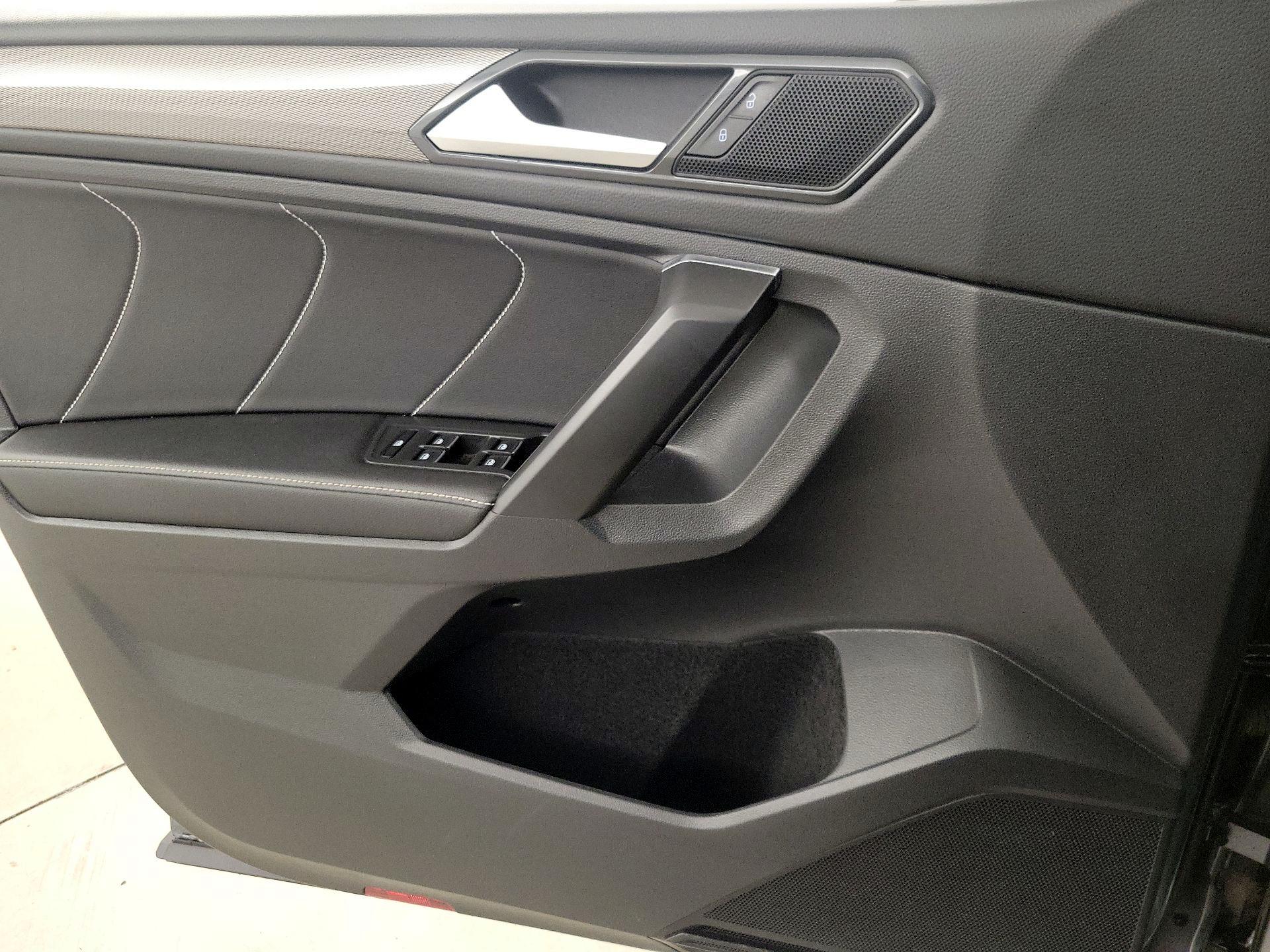 Thumbnail: 2022 Volkswagen Tiguan - 12