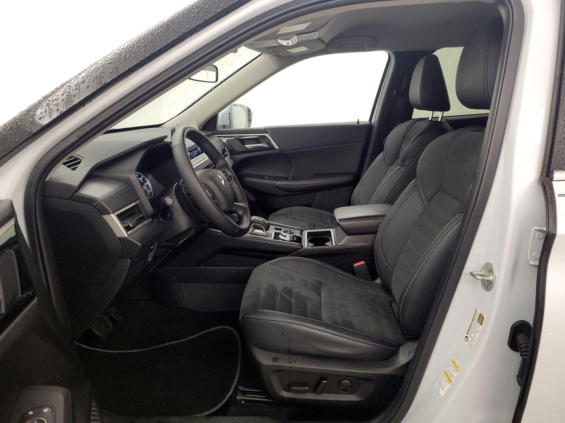 Thumbnail: 2023 Mitsubishi Outlander - 11