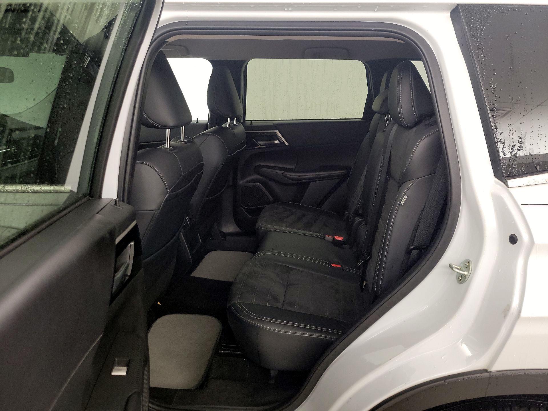 Thumbnail: 2023 Mitsubishi Outlander - 20