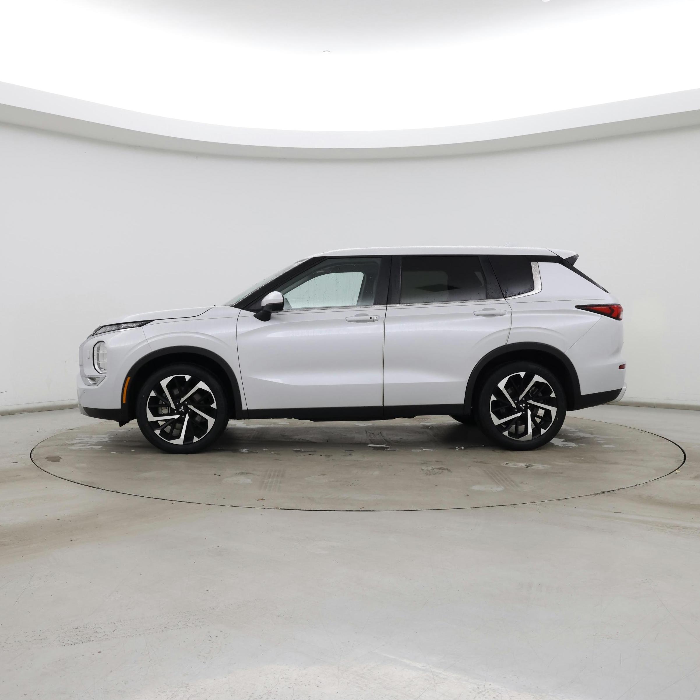 Thumbnail: 2023 Mitsubishi Outlander - 3