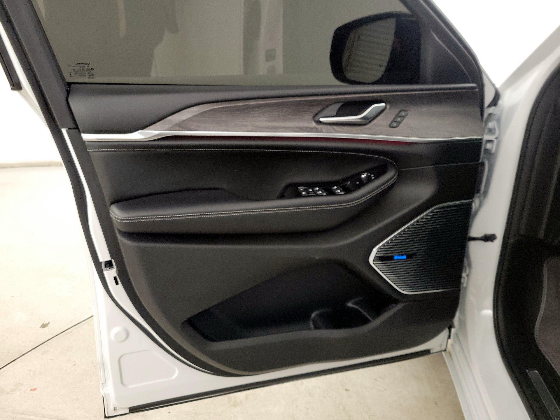 Thumbnail: 2023 Jeep Grand Cherokee - 12