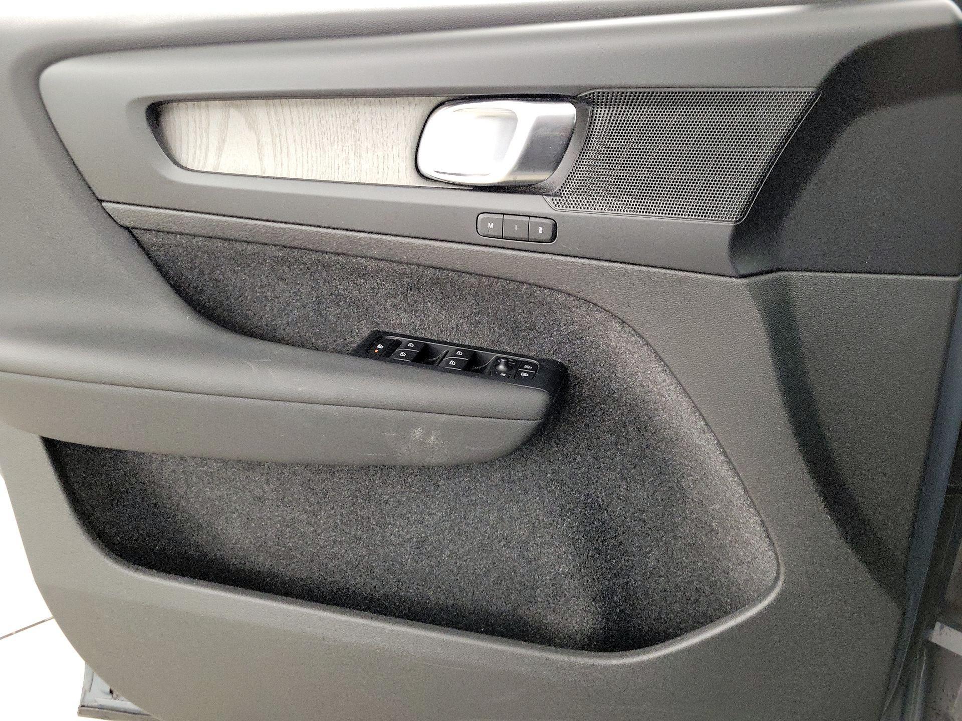 Thumbnail: 2023 Volvo XC40 - 12