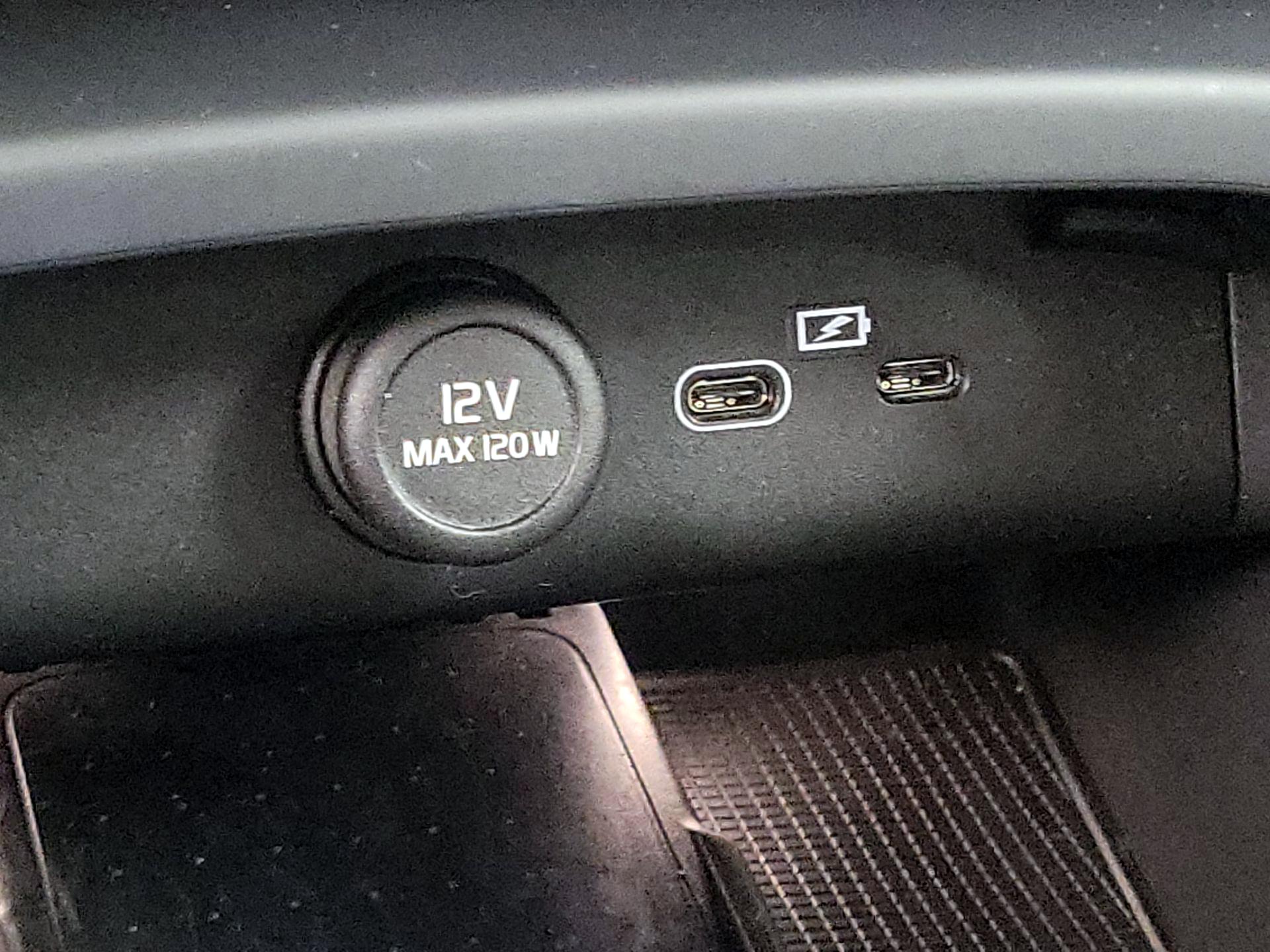 Thumbnail: 2023 Volvo XC40 - 18