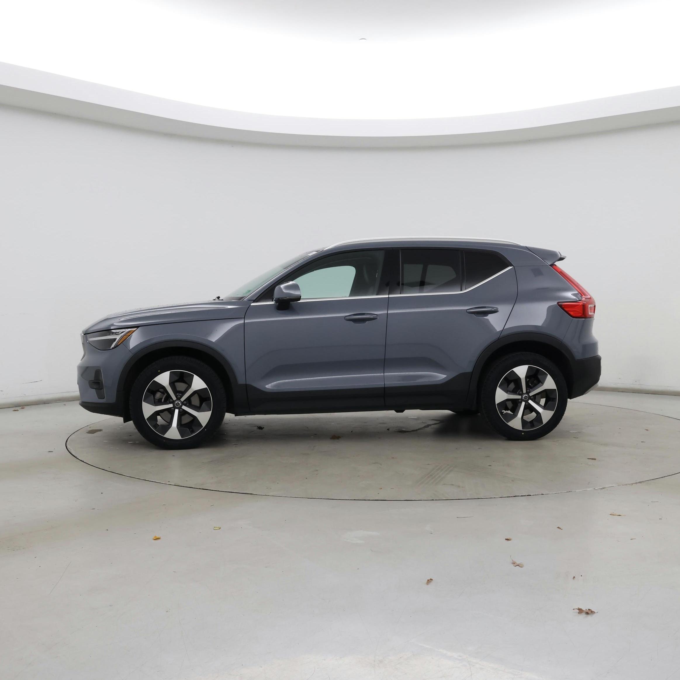 Thumbnail: 2023 Volvo XC40 - 3