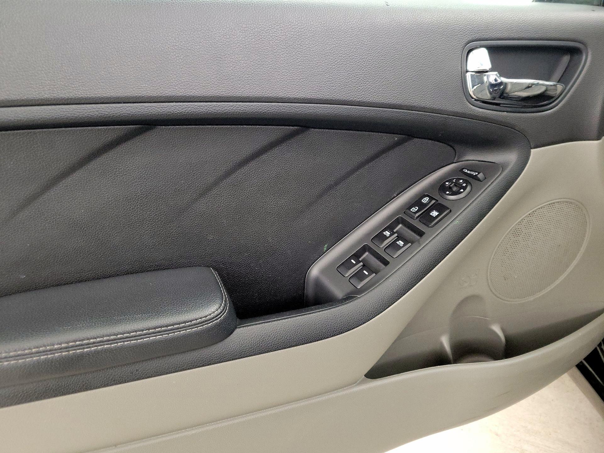 Thumbnail: 2016 Kia Forte - 12