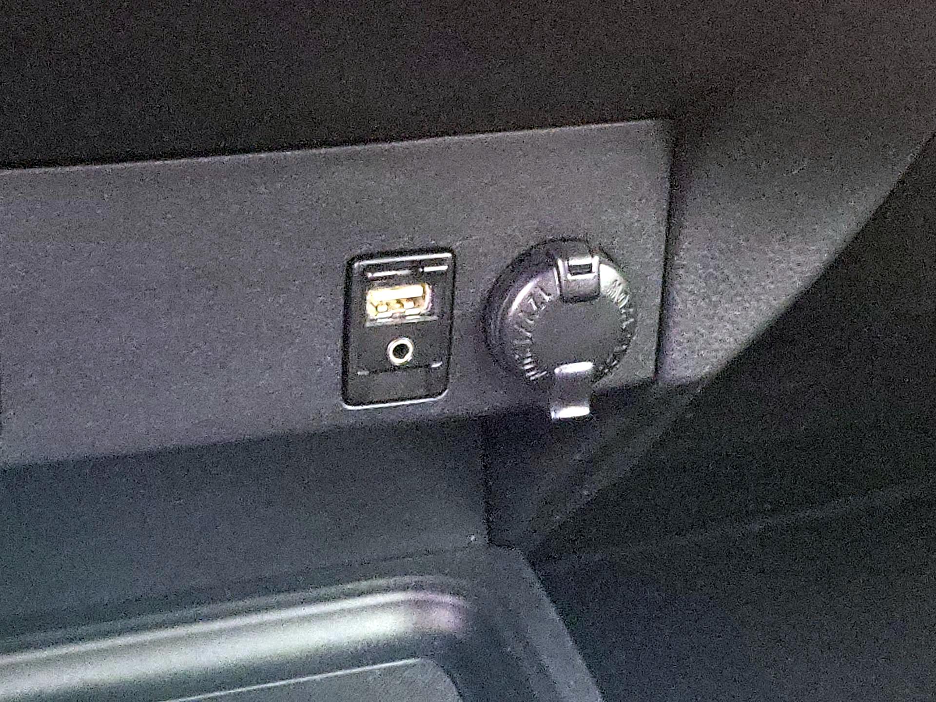 Thumbnail: 2017 Toyota RAV4 - 18