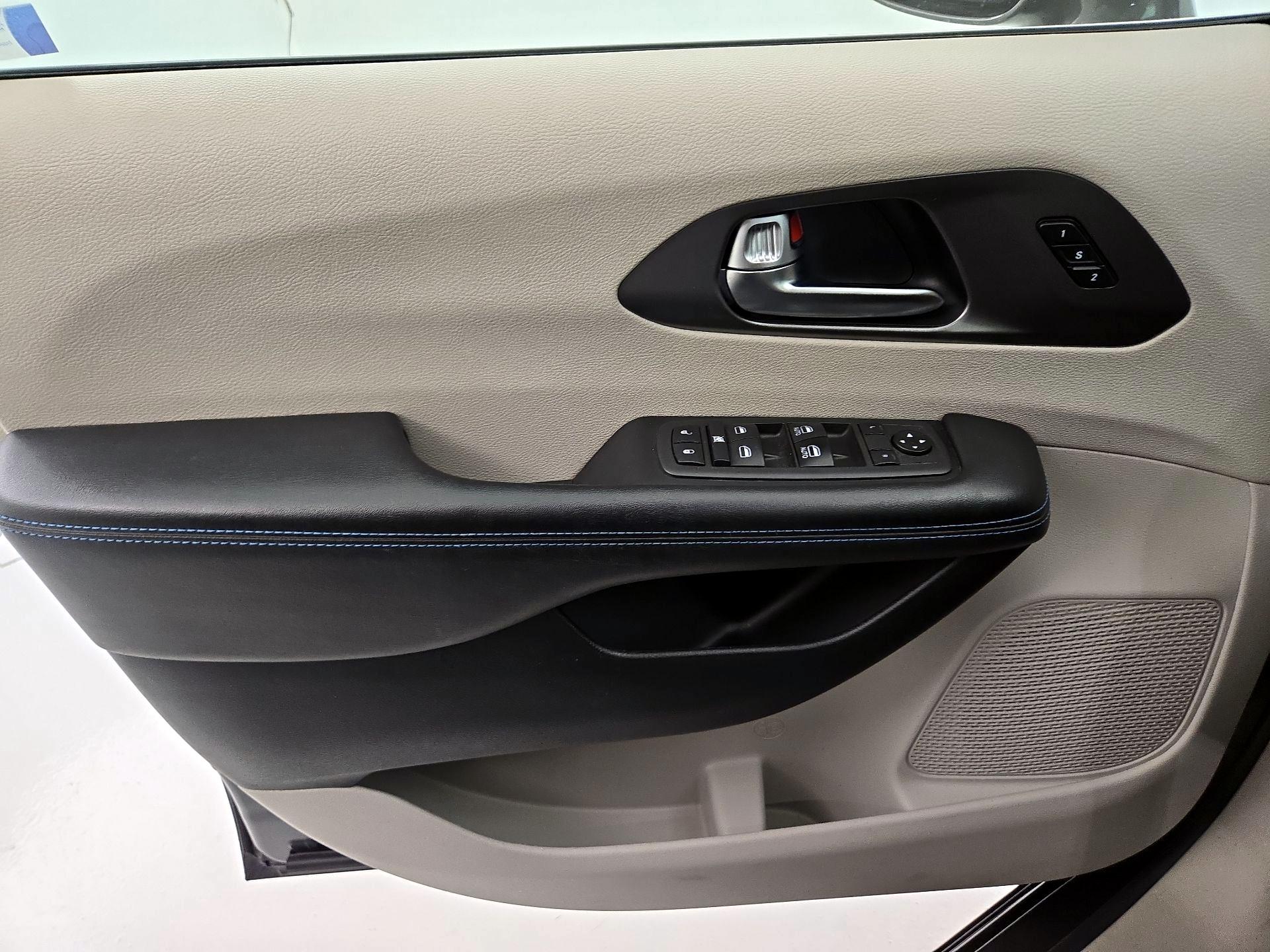 Thumbnail: 2021 Chrysler Pacifica - 12