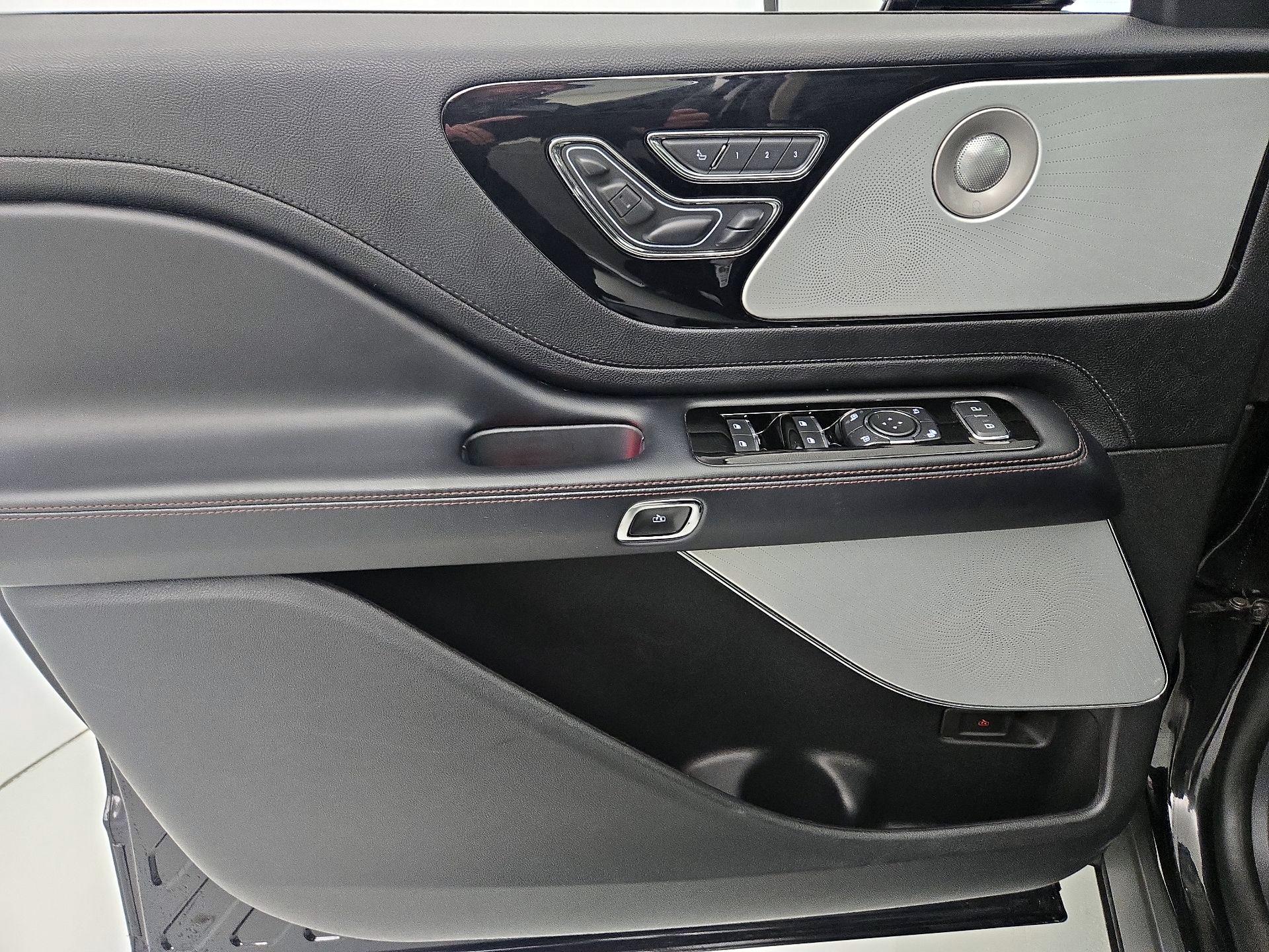 Thumbnail: 2020 Lincoln Aviator - 12