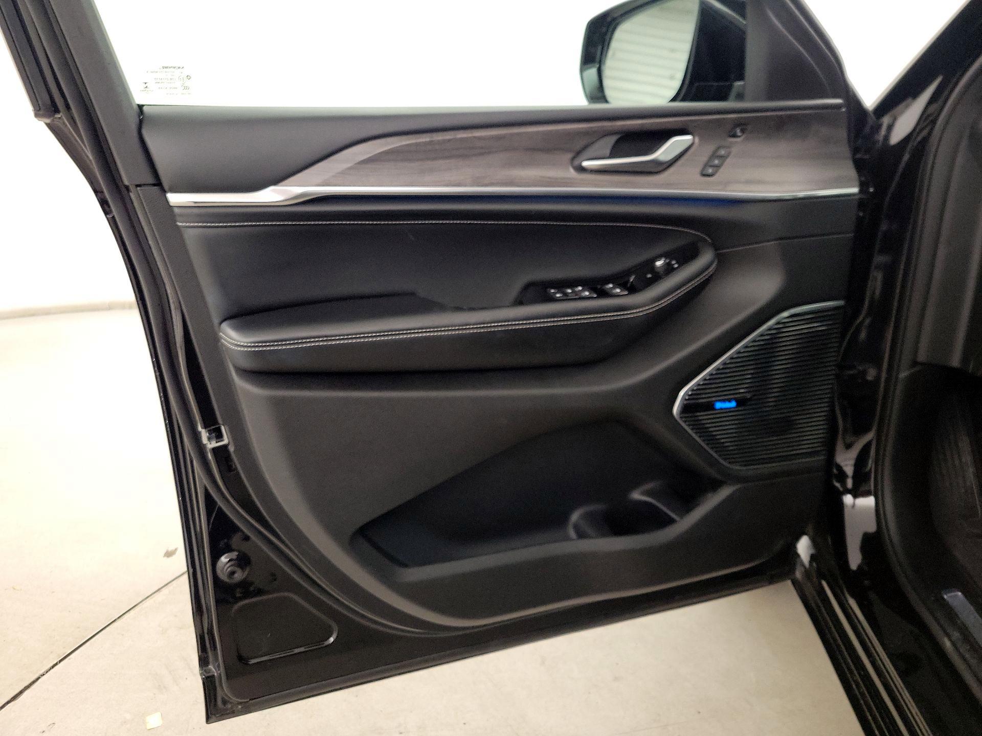 Thumbnail: 2022 Jeep Grand Cherokee - 12