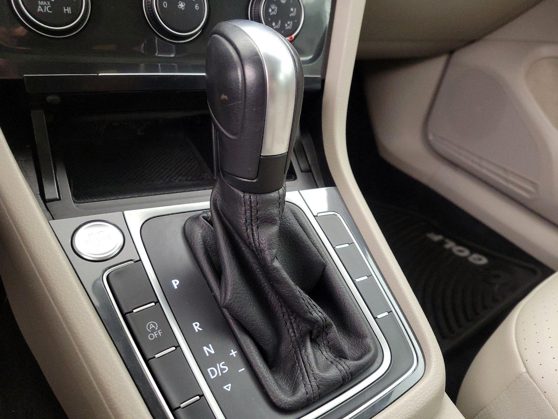 Thumbnail: 2021 Volkswagen Golf - 17