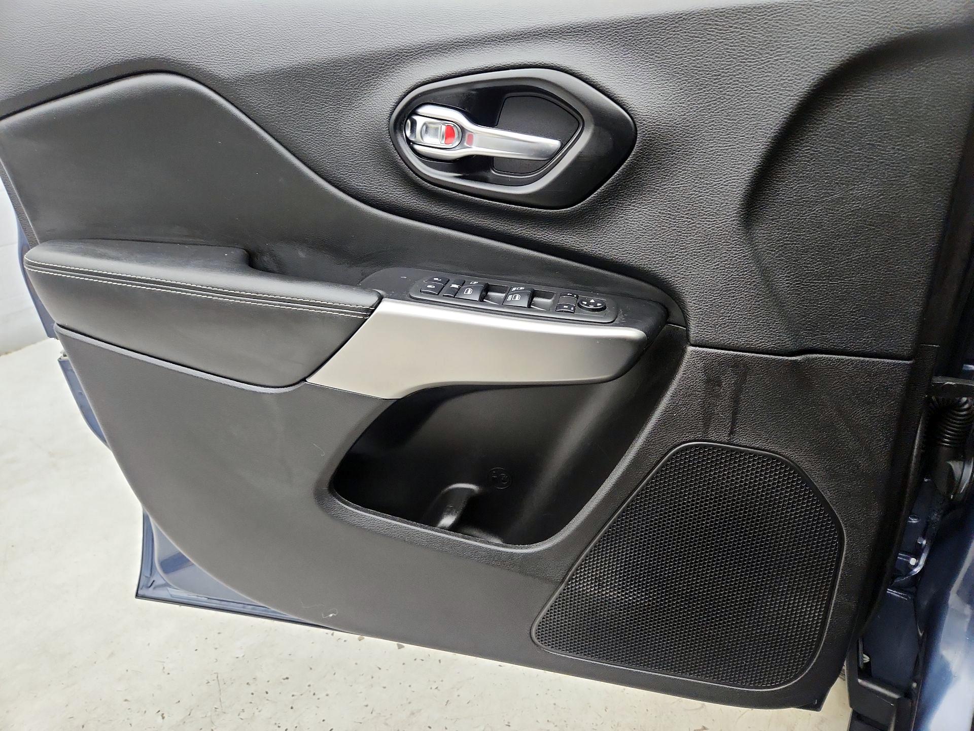 Thumbnail: 2021 Jeep Cherokee - 12