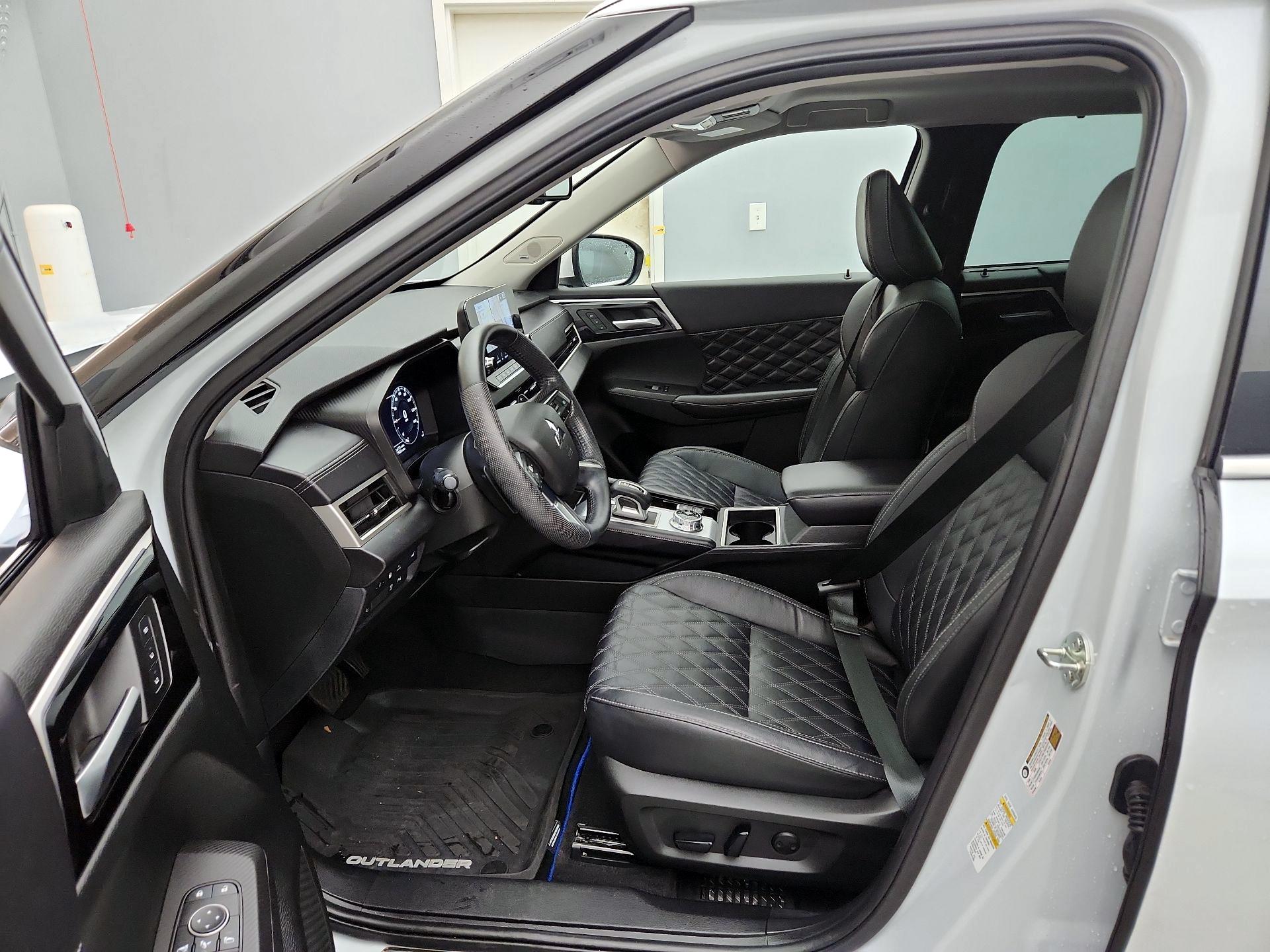 Thumbnail: 2023 Mitsubishi Outlander - 11