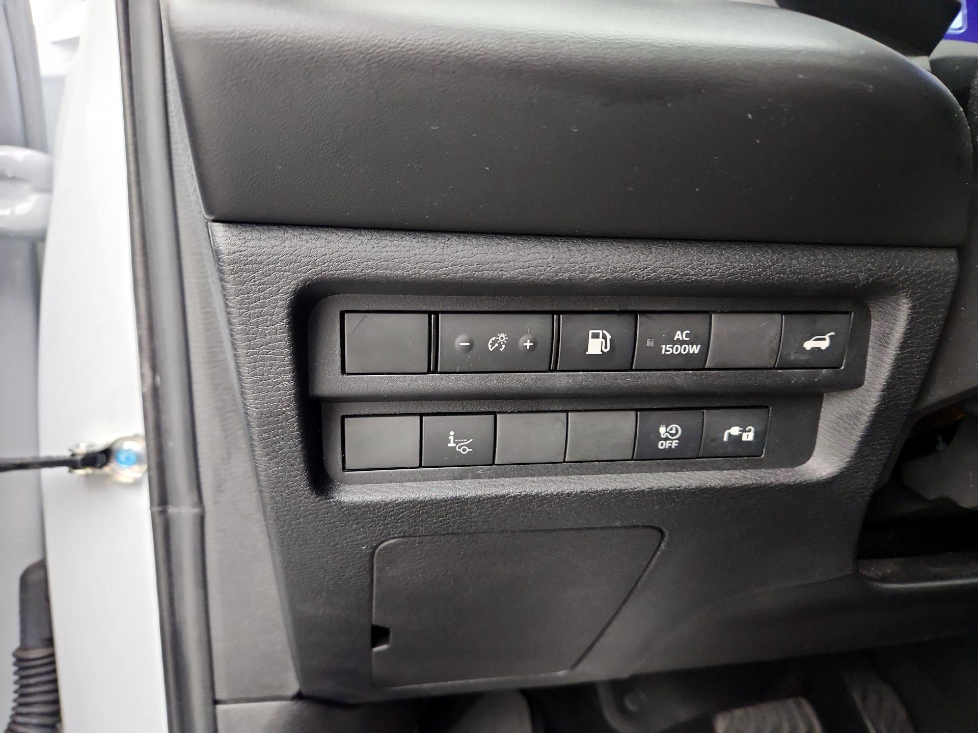 Thumbnail: 2023 Mitsubishi Outlander - 13