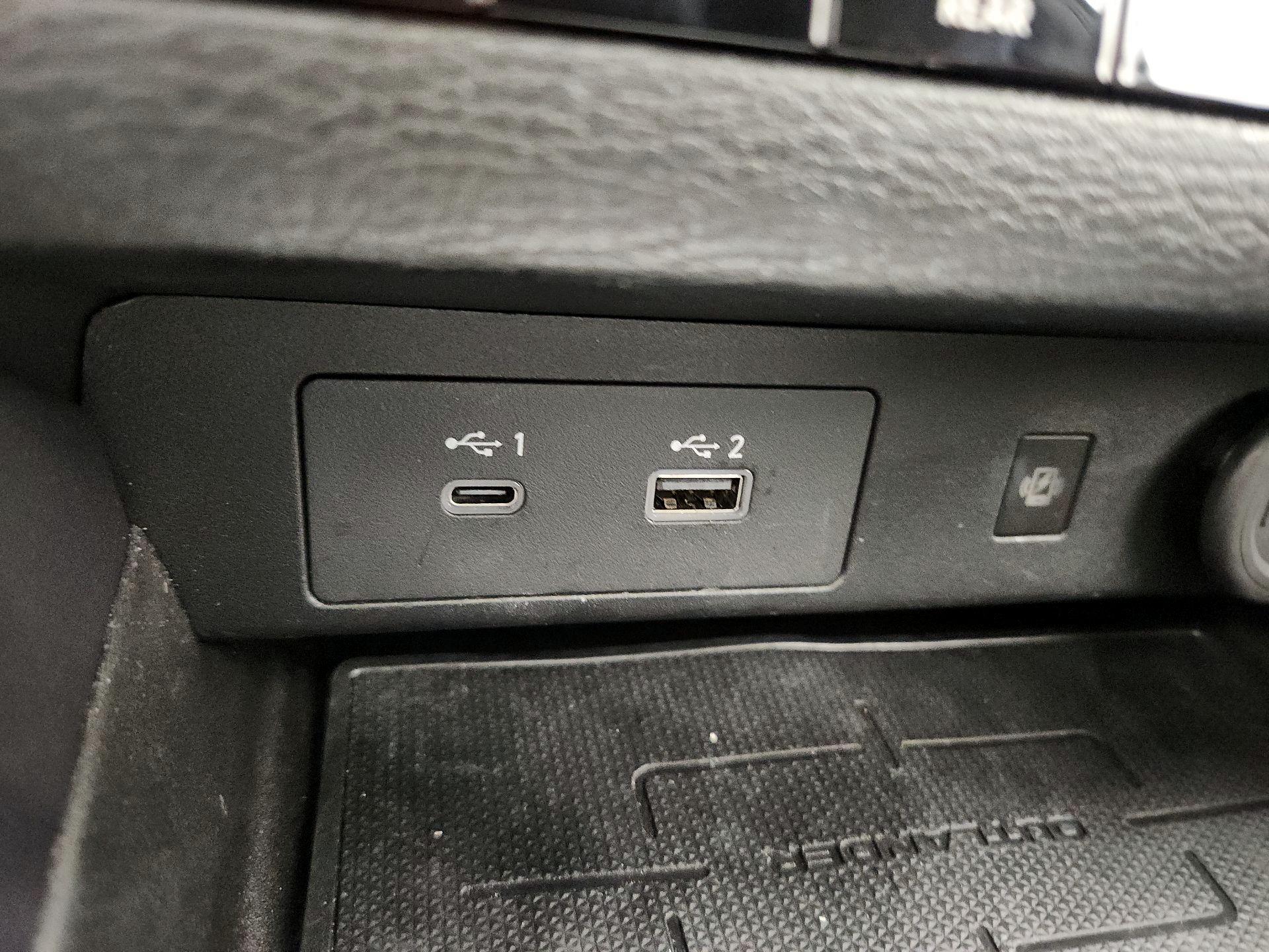 Thumbnail: 2023 Mitsubishi Outlander - 19