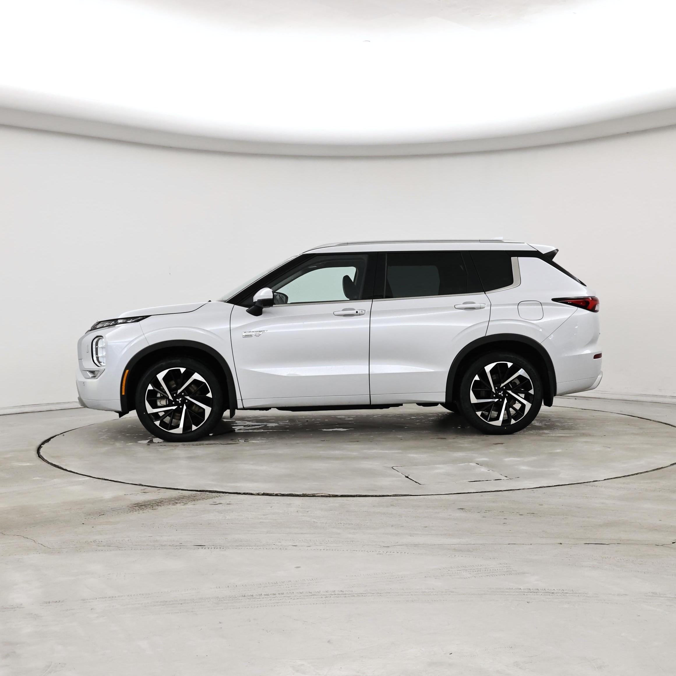 Thumbnail: 2023 Mitsubishi Outlander - 3