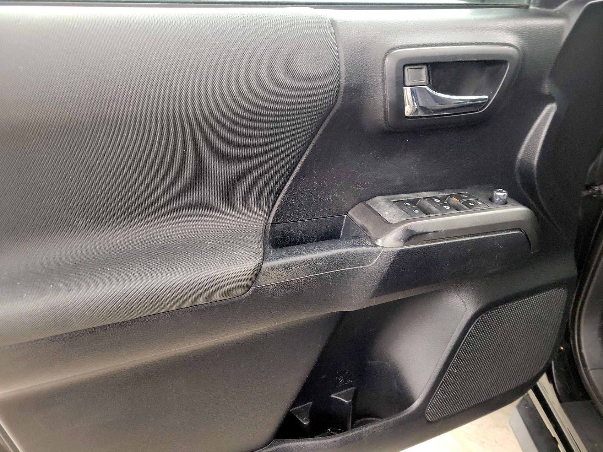 Thumbnail: 2018 Toyota Tacoma - 12