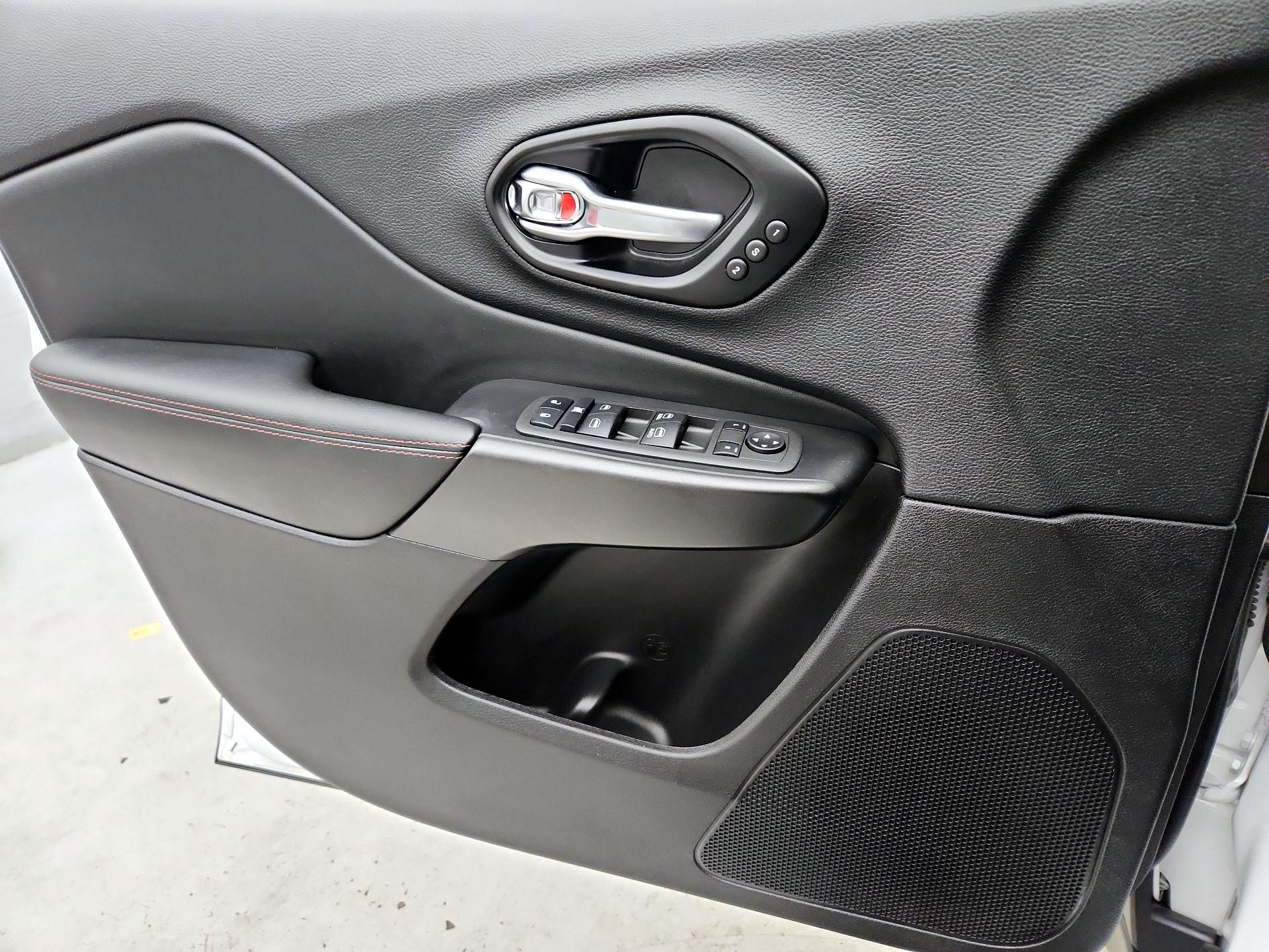 Thumbnail: 2022 Jeep Cherokee - 12