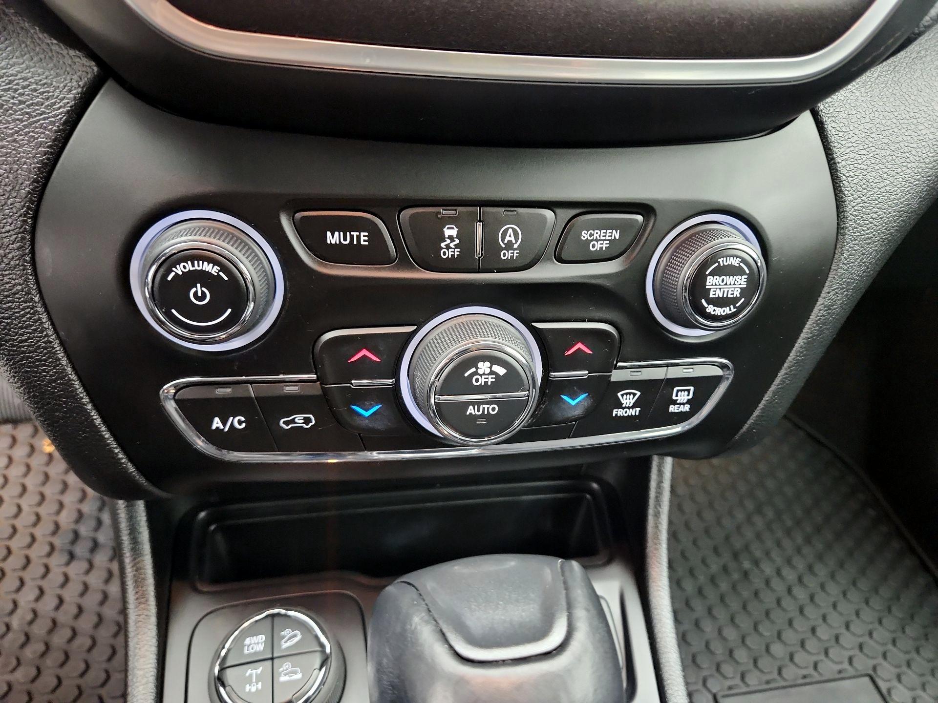 Thumbnail: 2022 Jeep Cherokee - 16