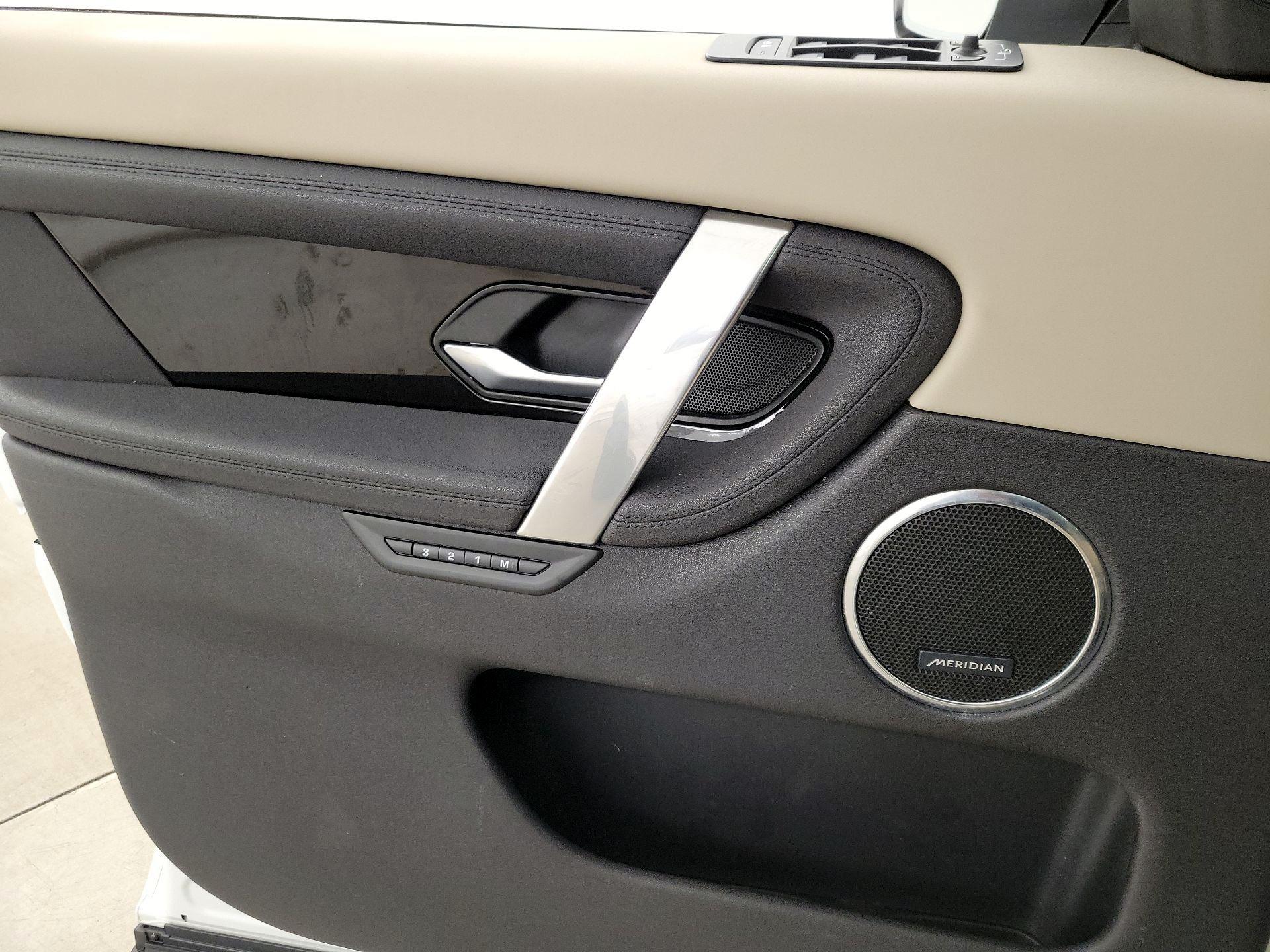 Thumbnail: 2020 Land Rover Discovery Sport - 12