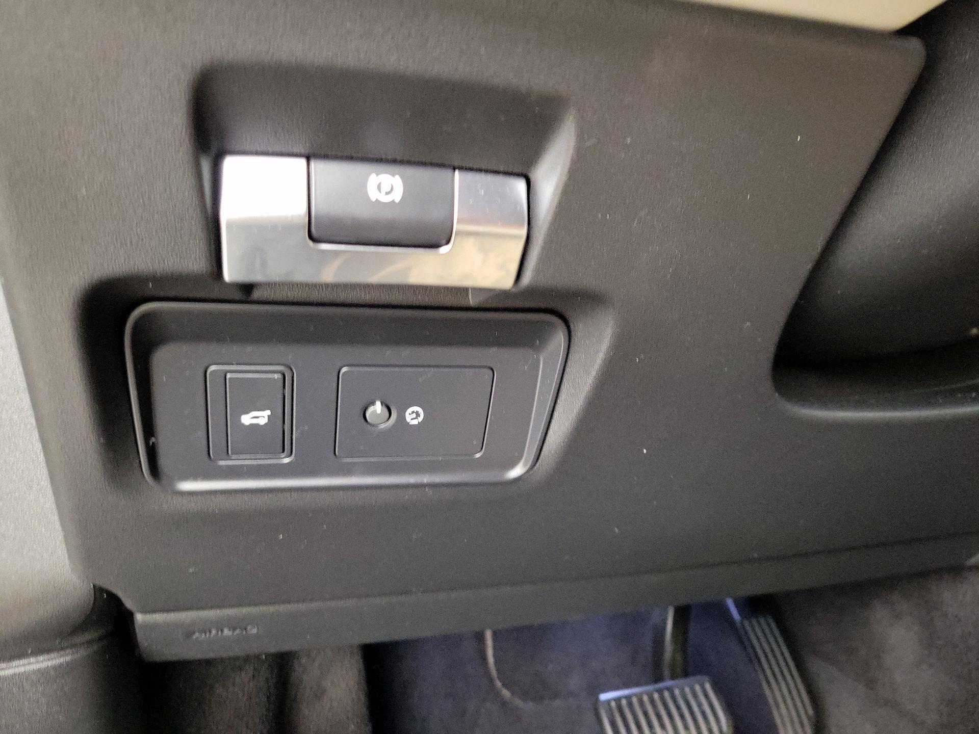 Thumbnail: 2020 Land Rover Discovery Sport - 13