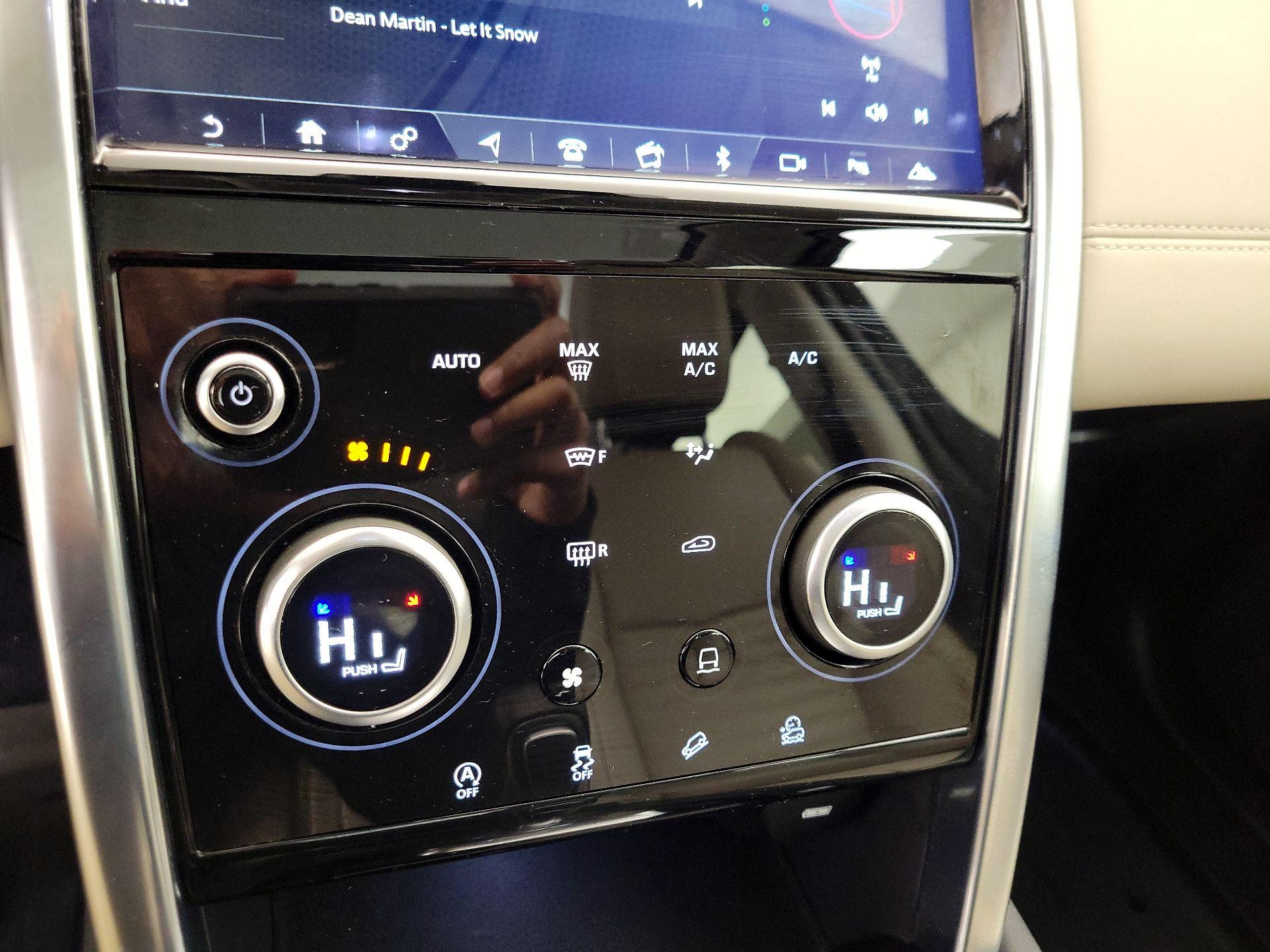 Thumbnail: 2020 Land Rover Discovery Sport - 17