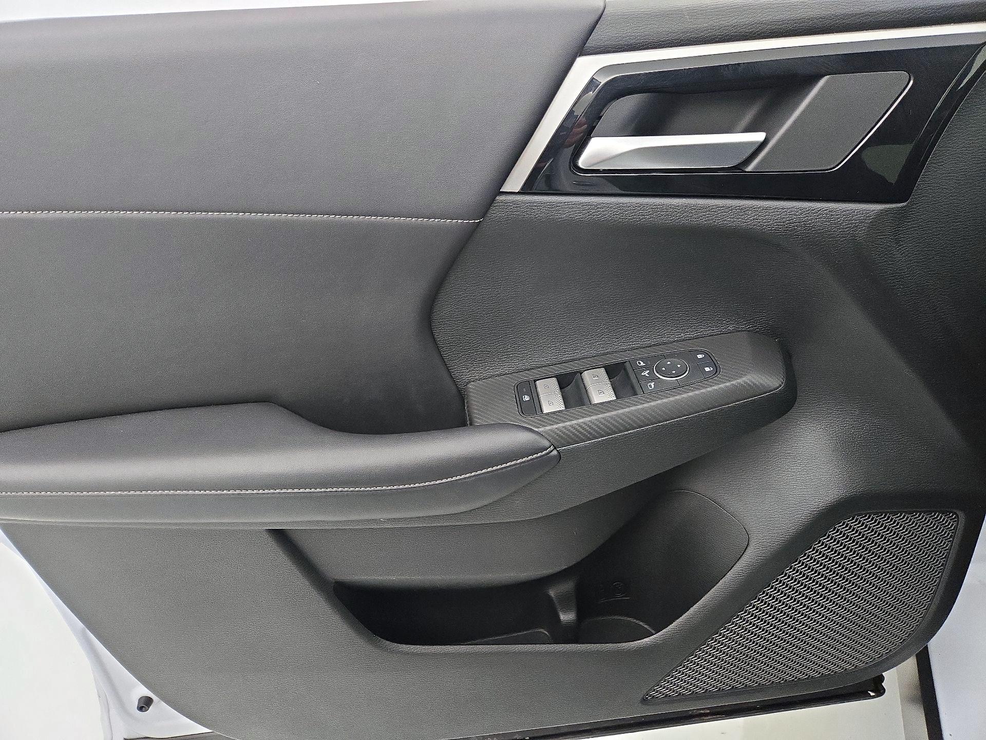 Thumbnail: 2024 Mitsubishi Outlander - 12