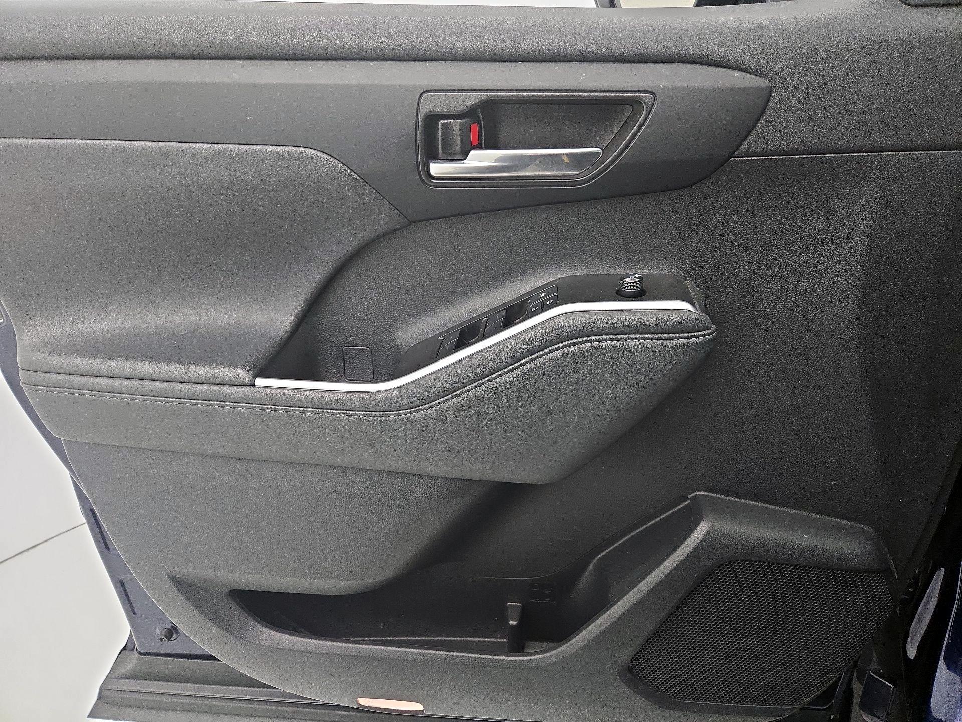 Thumbnail: 2022 Toyota Highlander - 12