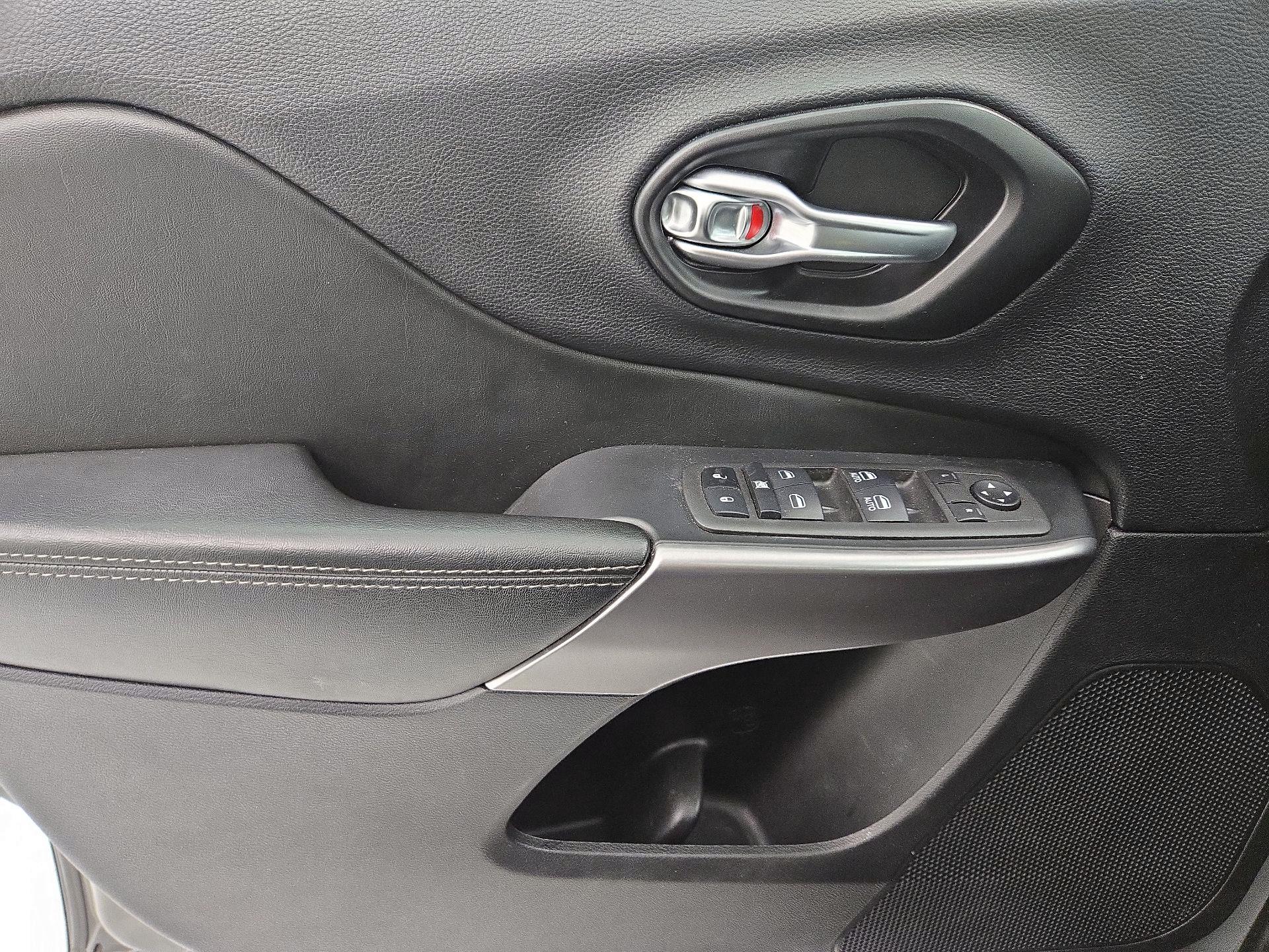 Thumbnail: 2022 Jeep Cherokee - 12