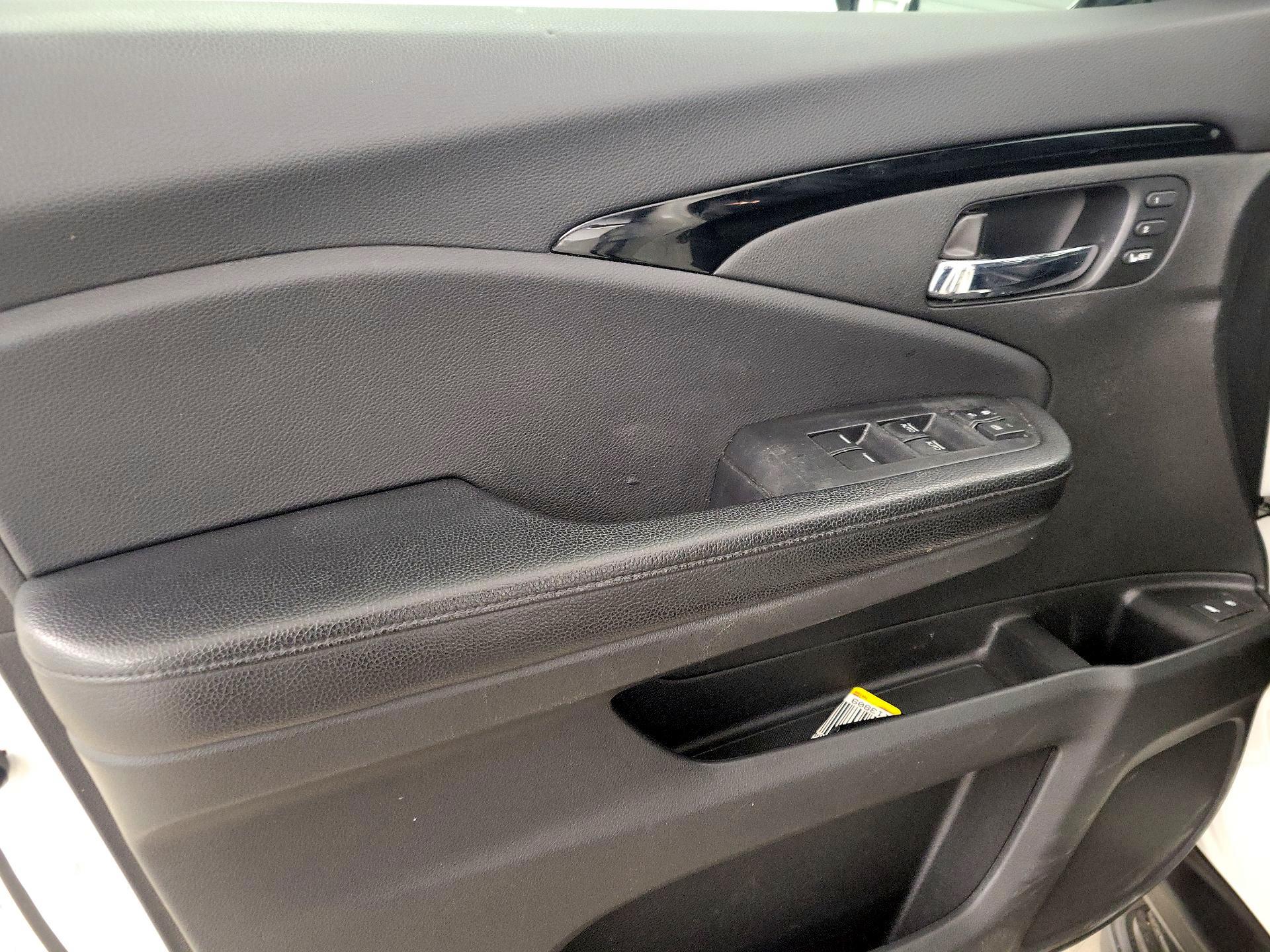 Thumbnail: 2017 Honda Pilot - 12