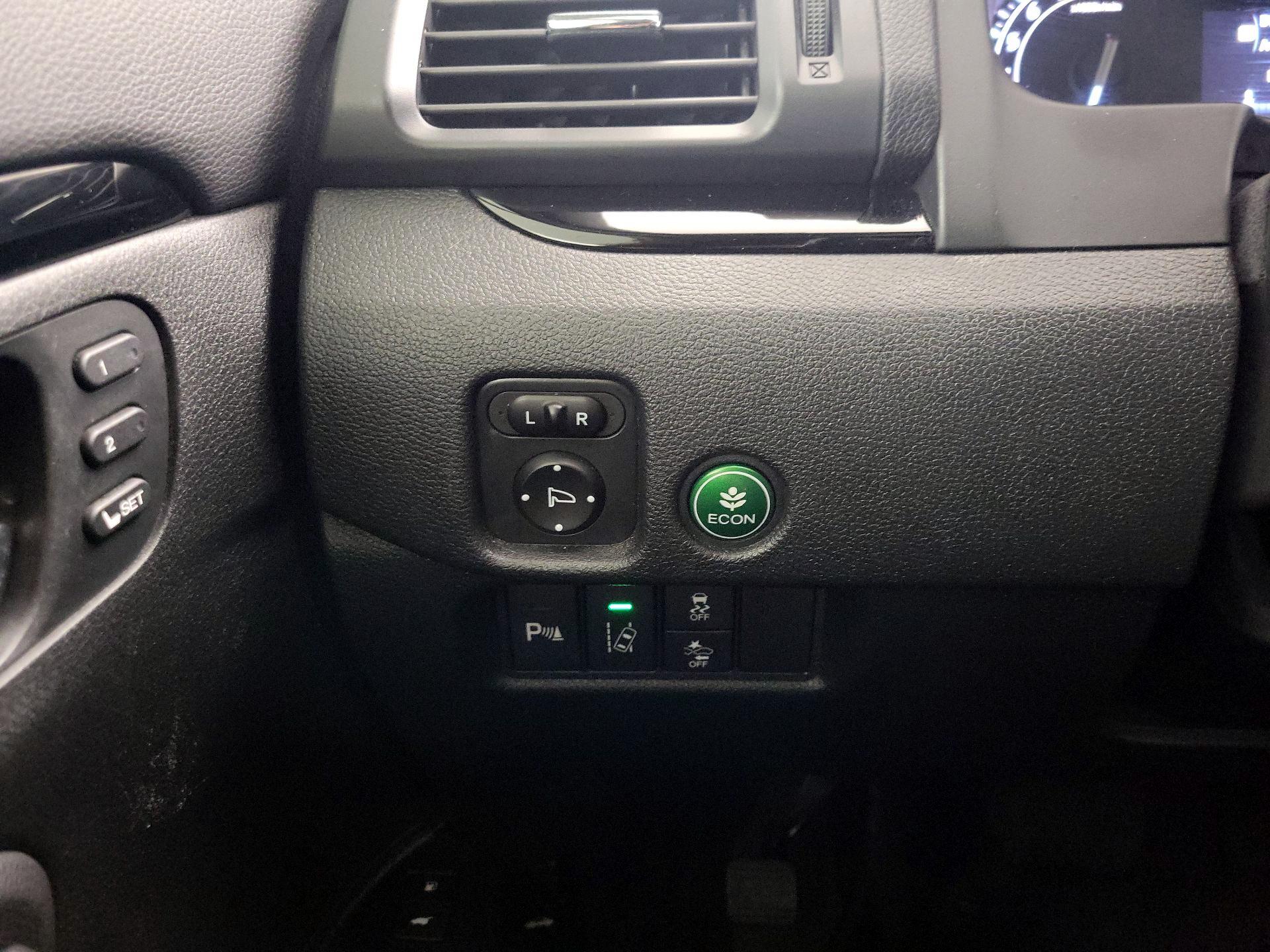 Thumbnail: 2017 Honda Pilot - 13