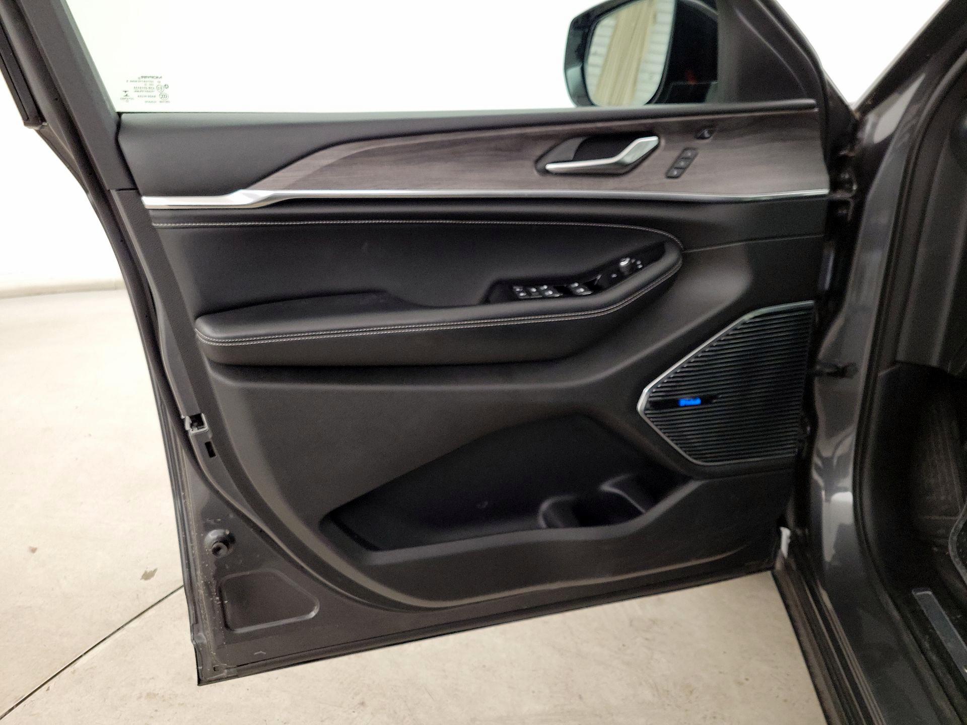 Thumbnail: 2022 Jeep Grand Cherokee - 12