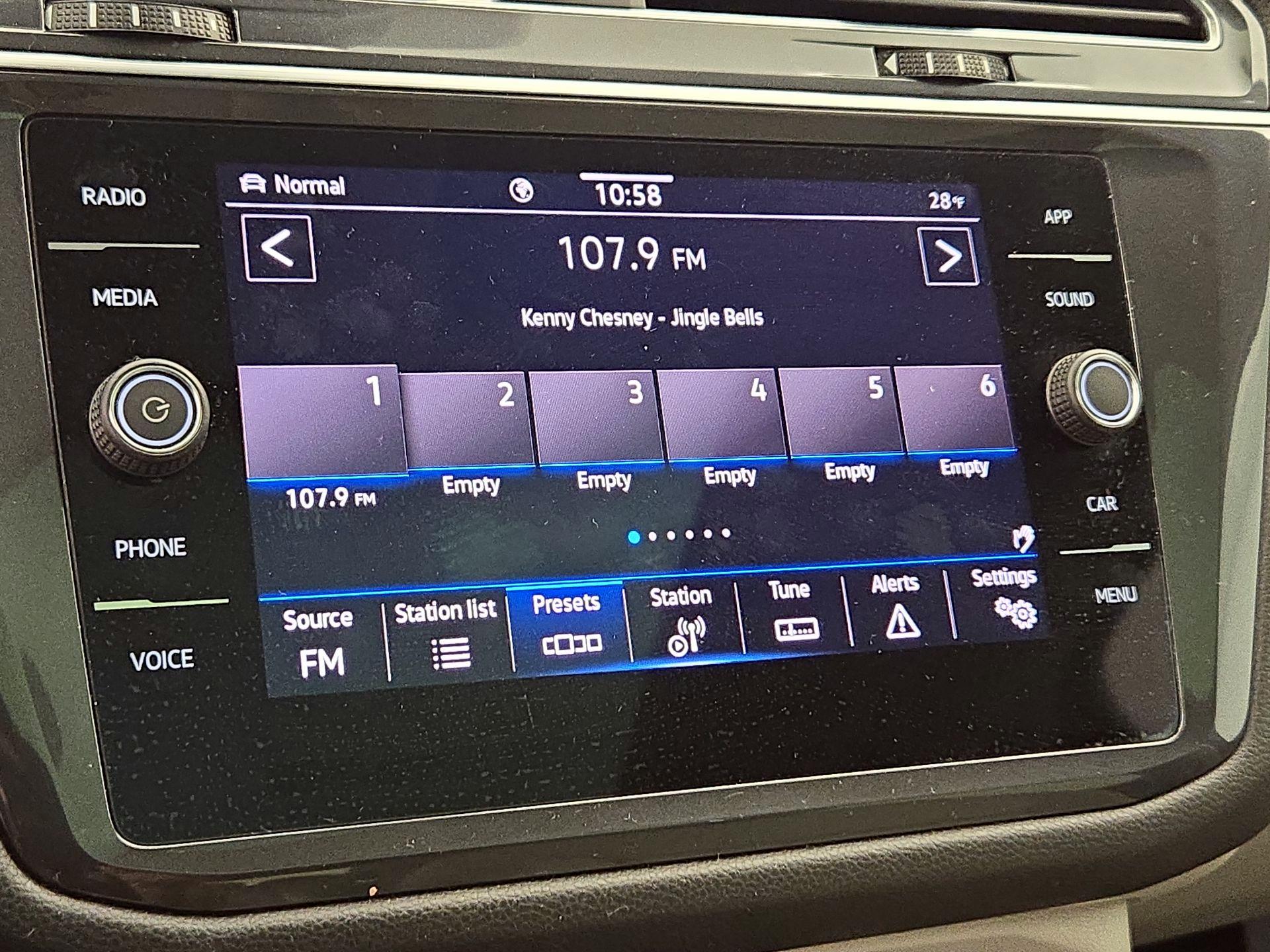 Thumbnail: 2022 Volkswagen Tiguan - 15