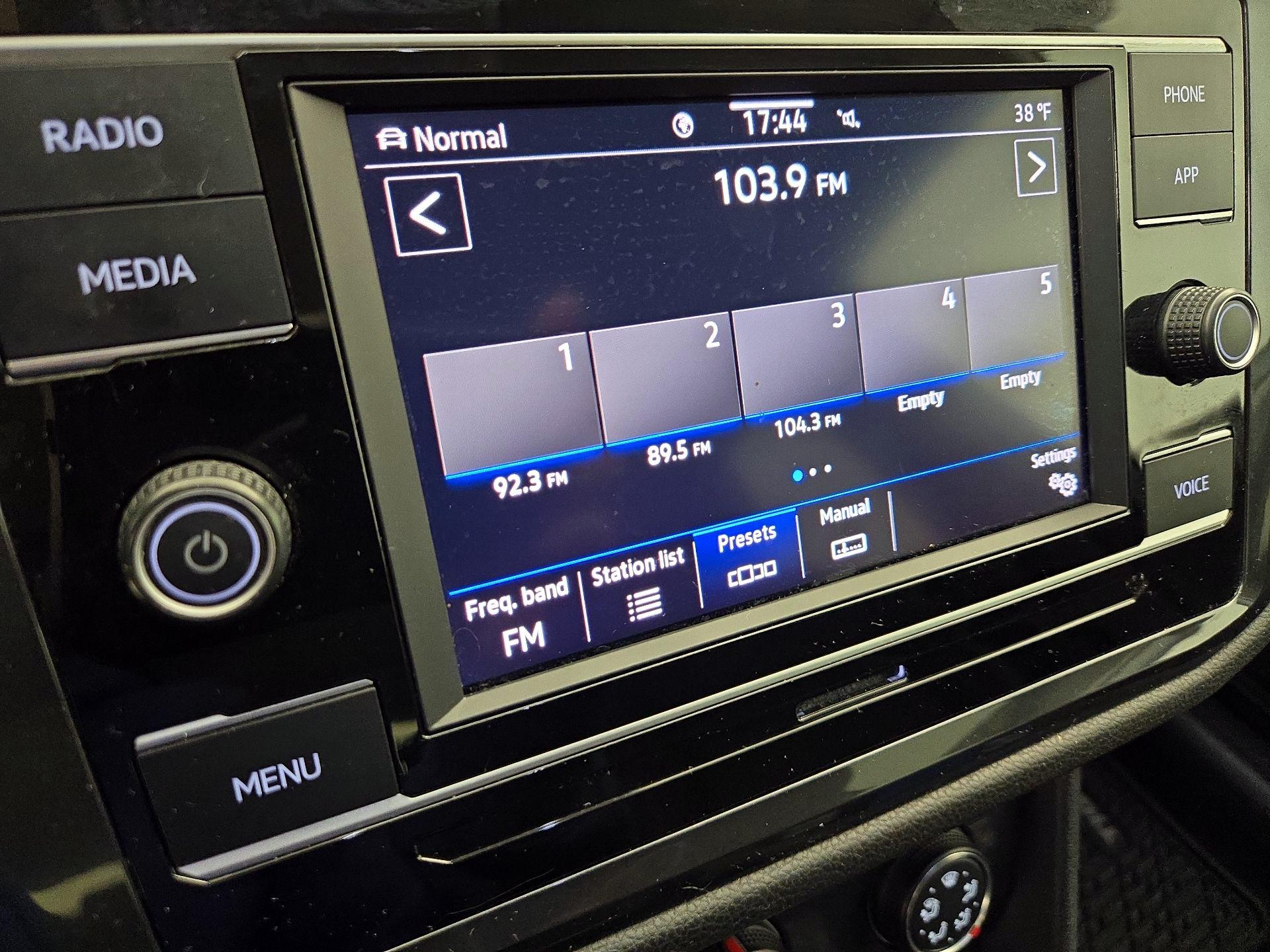 Thumbnail: 2022 Volkswagen Tiguan - 15