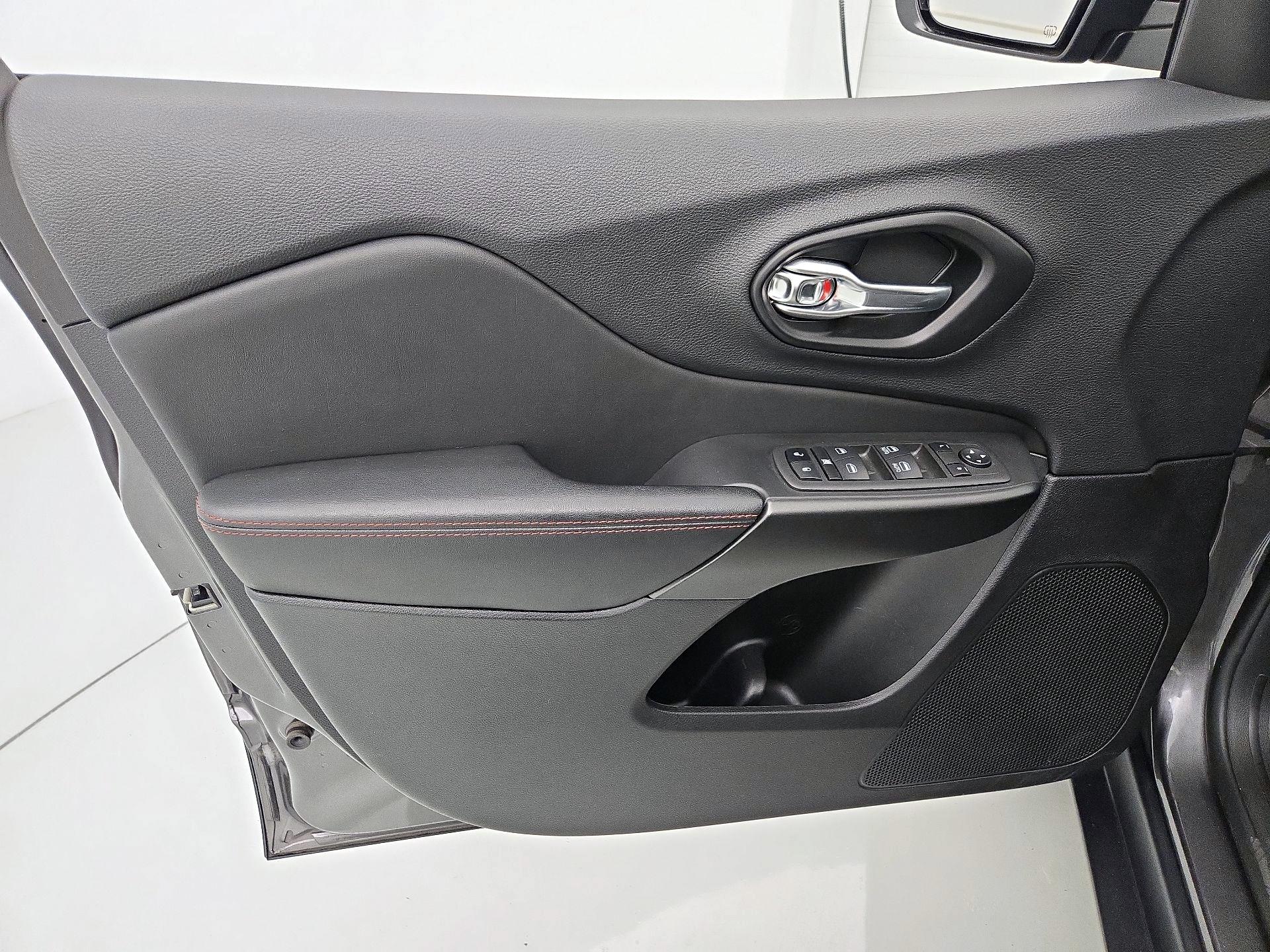 Thumbnail: 2022 Jeep Cherokee - 12