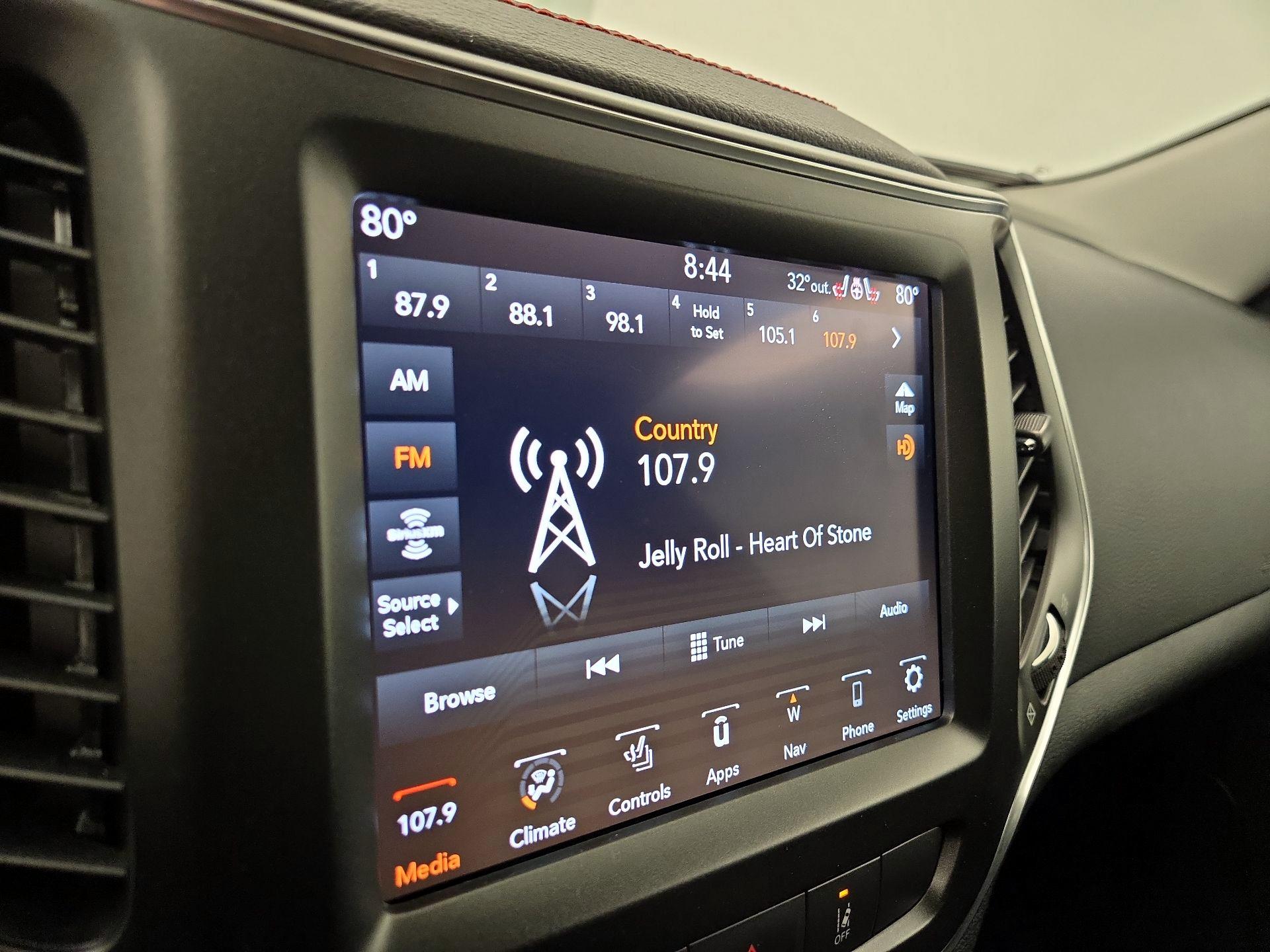 Thumbnail: 2022 Jeep Cherokee - 16